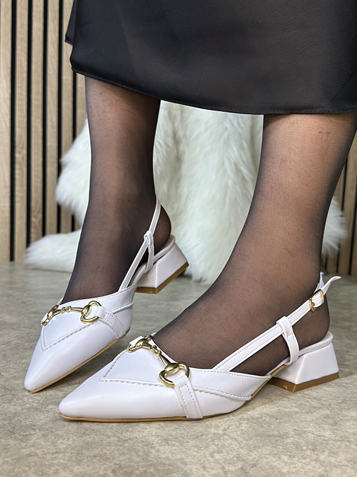 Günlük Kadın Babet Kalın Kısa Topuklu Sivri Burunlu Ayarlanabilir Tokalı Arkası Açık Ayakkabı 456