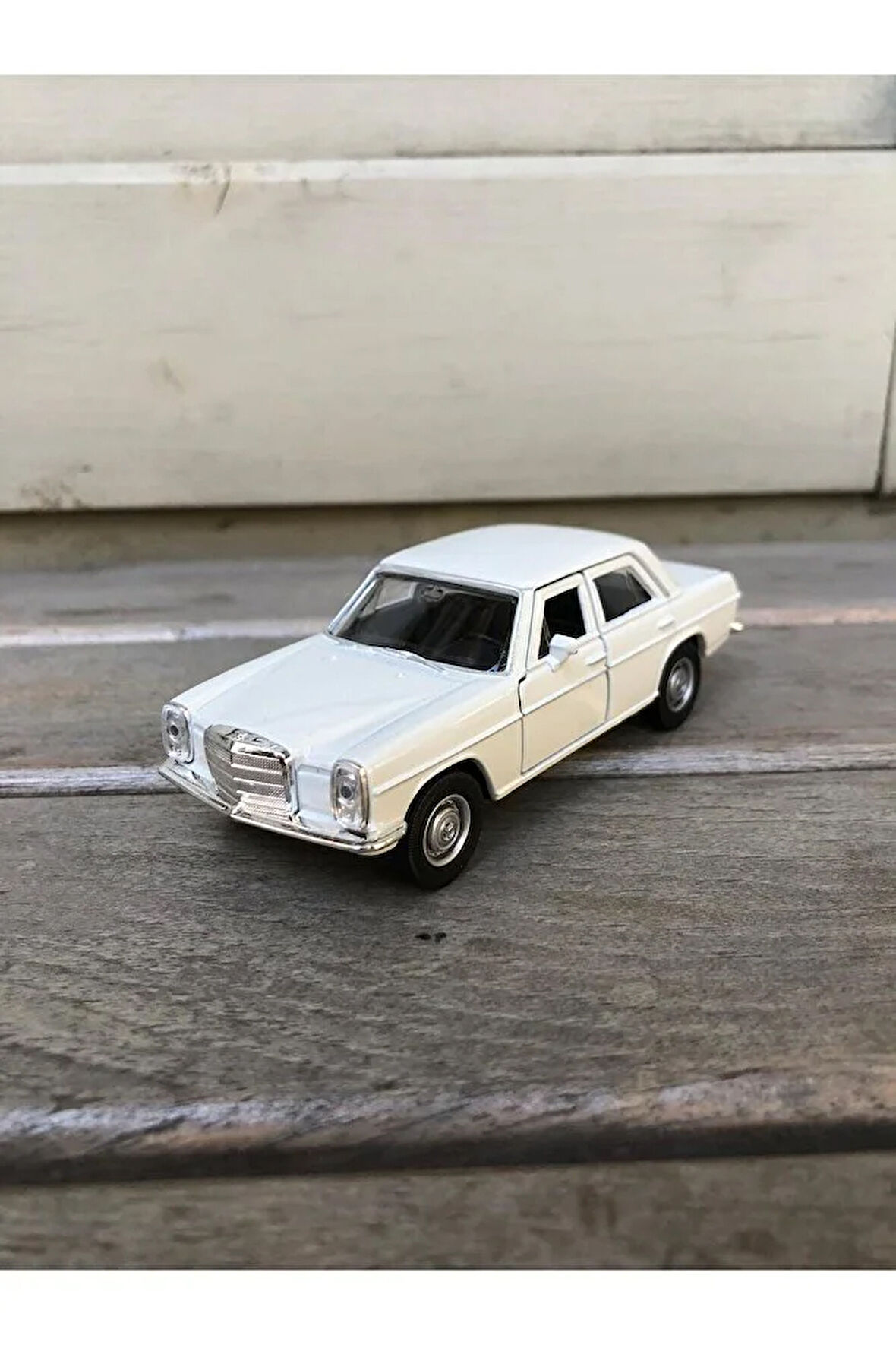 Welly Mercedes-Benz W114 220 Diecast Metal Araba Model Araba Oyuncak Araba Çek Bırak Araba 12 Cm