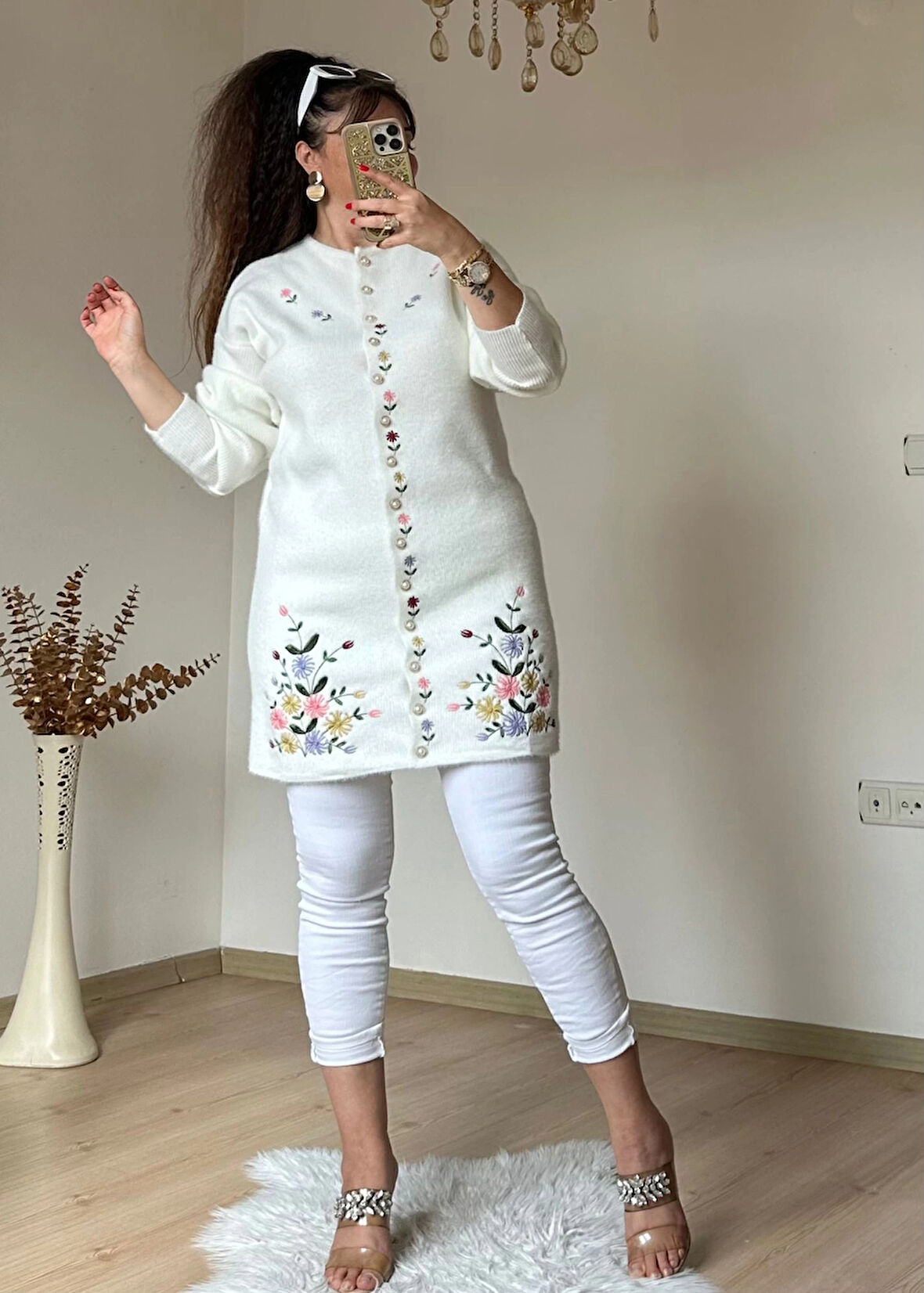 Beyaz Çiçekli Nakışlı Hırka