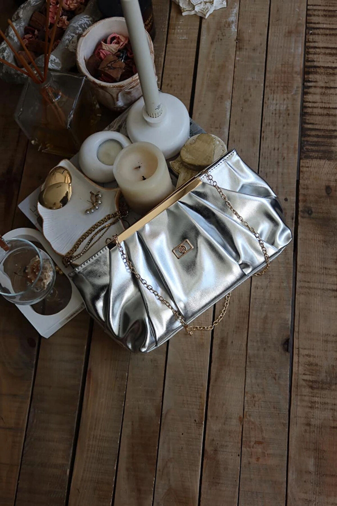 silver metal aksesuarlı büzgülü el çantası