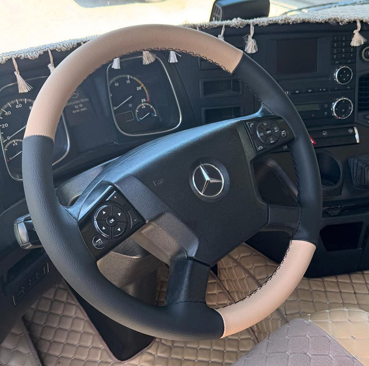 DİKİŞLİ DİREKSİYON KILIFI BEJ DERİ NOKTALI DERİ BEJ DİKİŞ MERCEDES TIR KAMYON YENİLER