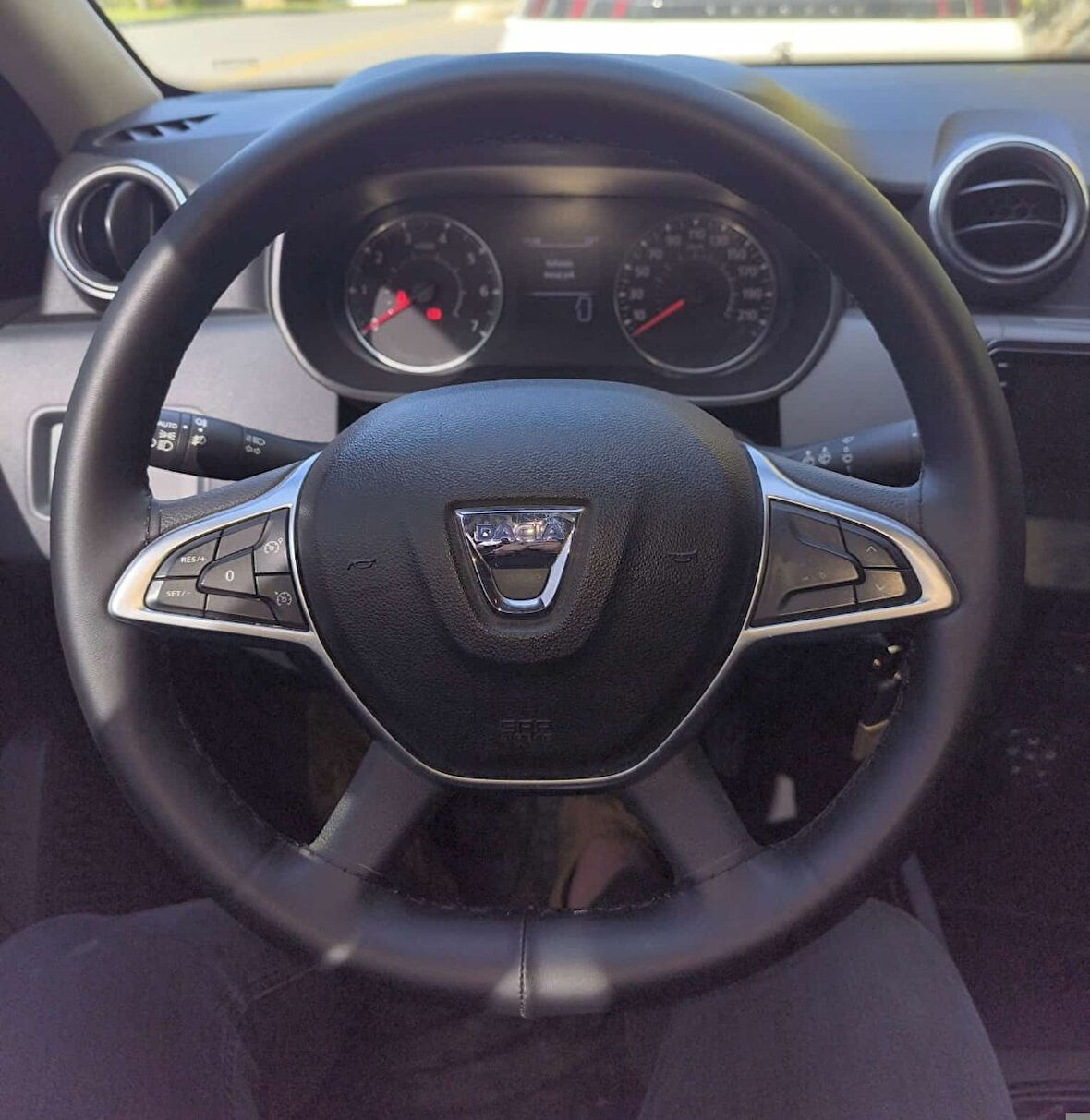 DİKİŞLİ DİREKSİYON KILIFI SİYAH SOFT BENTLİ DERİ SİYAH DİKİŞLİ DACİA DUSTER İÇİN