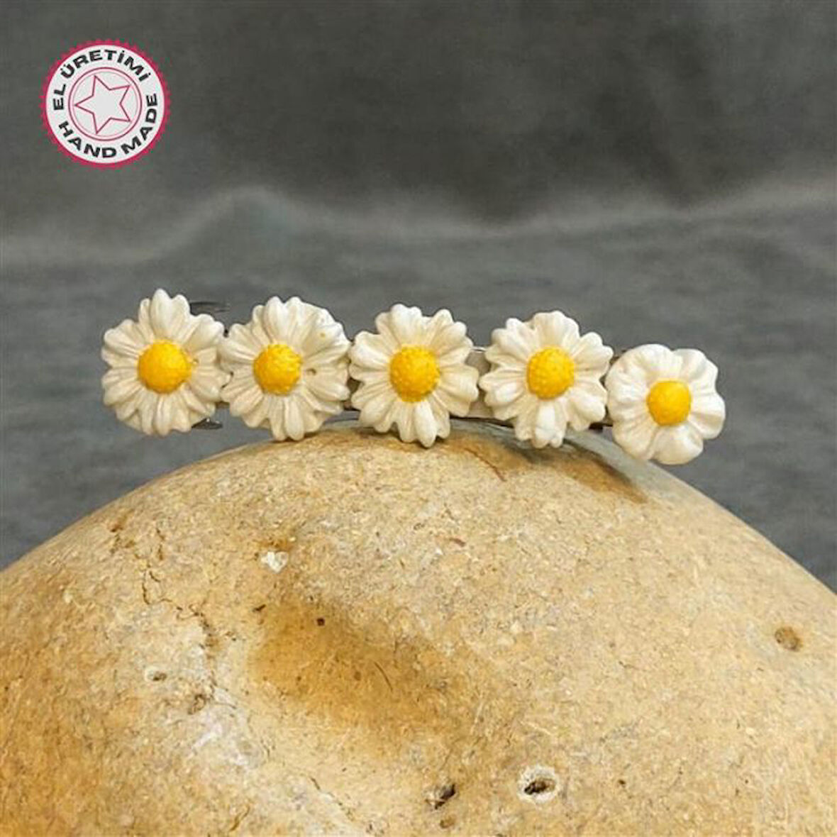 Uretti - Hülya 6683 4763 El Yapımı Polimer Kil Beyaz Papatya Çiçeği Tasarımlı Saç Tokası / 8 cm