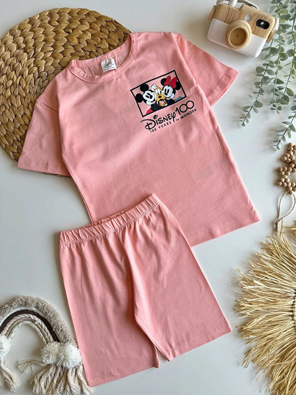 Kız Çocuk Disney 100 Koleksiyonu Pembe Şortlu Takım (2-8 Yaş) | Mickey Minnie Baskılı Yazlık Pamuklu İkili Set | Kısa Kollu Tişört + Şort | Nefes Alabilen Kumaş | Günlük & Tatil Kombini