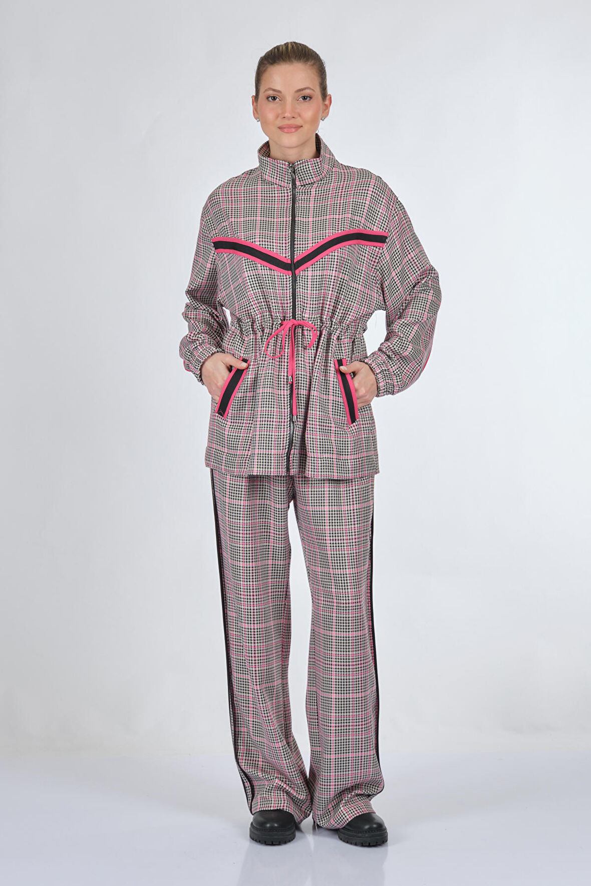 Unique Mode Dik Yaka Kareli Uzun Kollu Siyah Kadın Mont UW233304