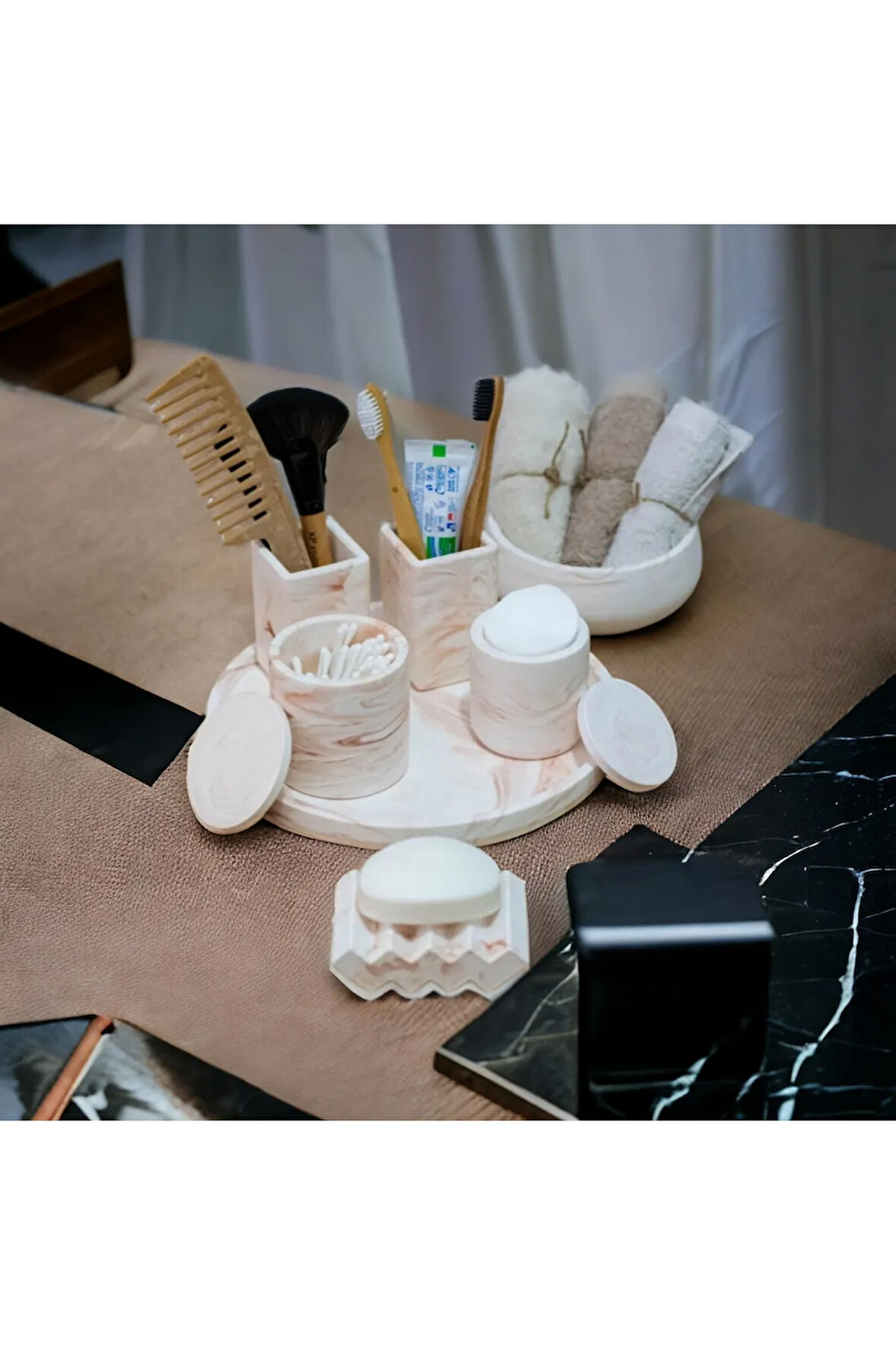 Marble Turuncu Serisi Tepsili Beton Banyo Seti,Pamukluk,Havluluk ve Sabunluk Set