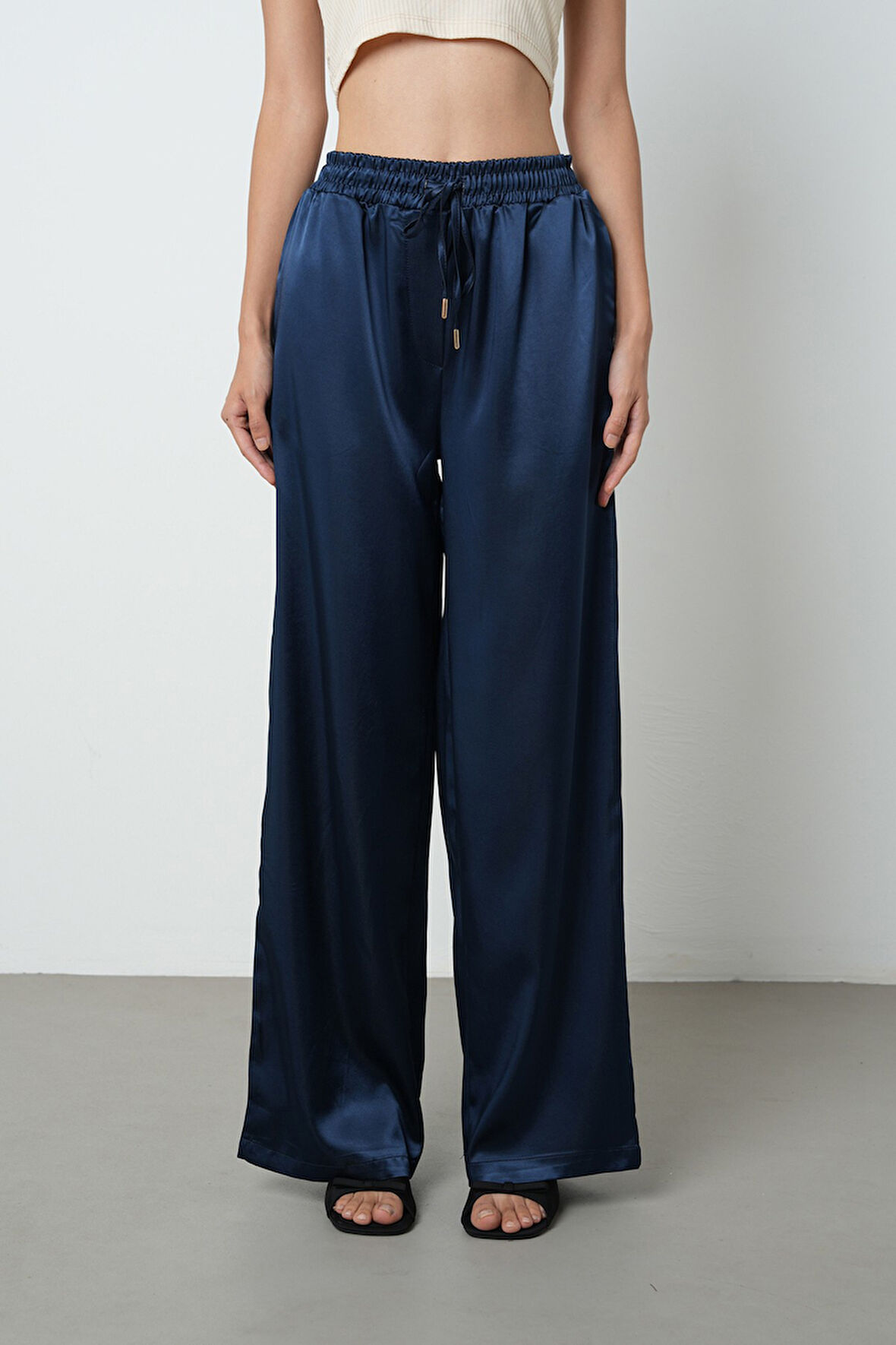 Kadın Açık Lacivert Renk Saten Bol Paça Beli Lastikli Pantolon