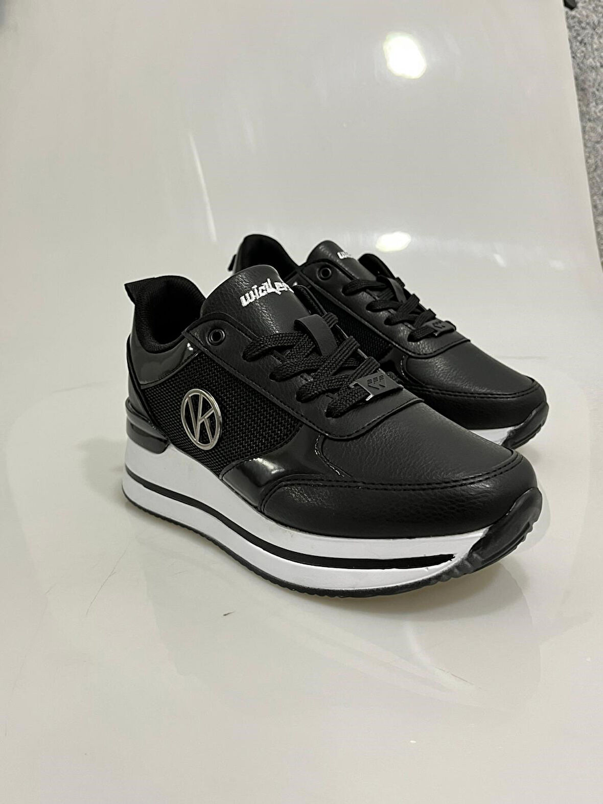 2927 Wickers-2 Siyah-Beyaz Baskı Detaylı Hafif Dolgu kadin Spor Ayakkabısı