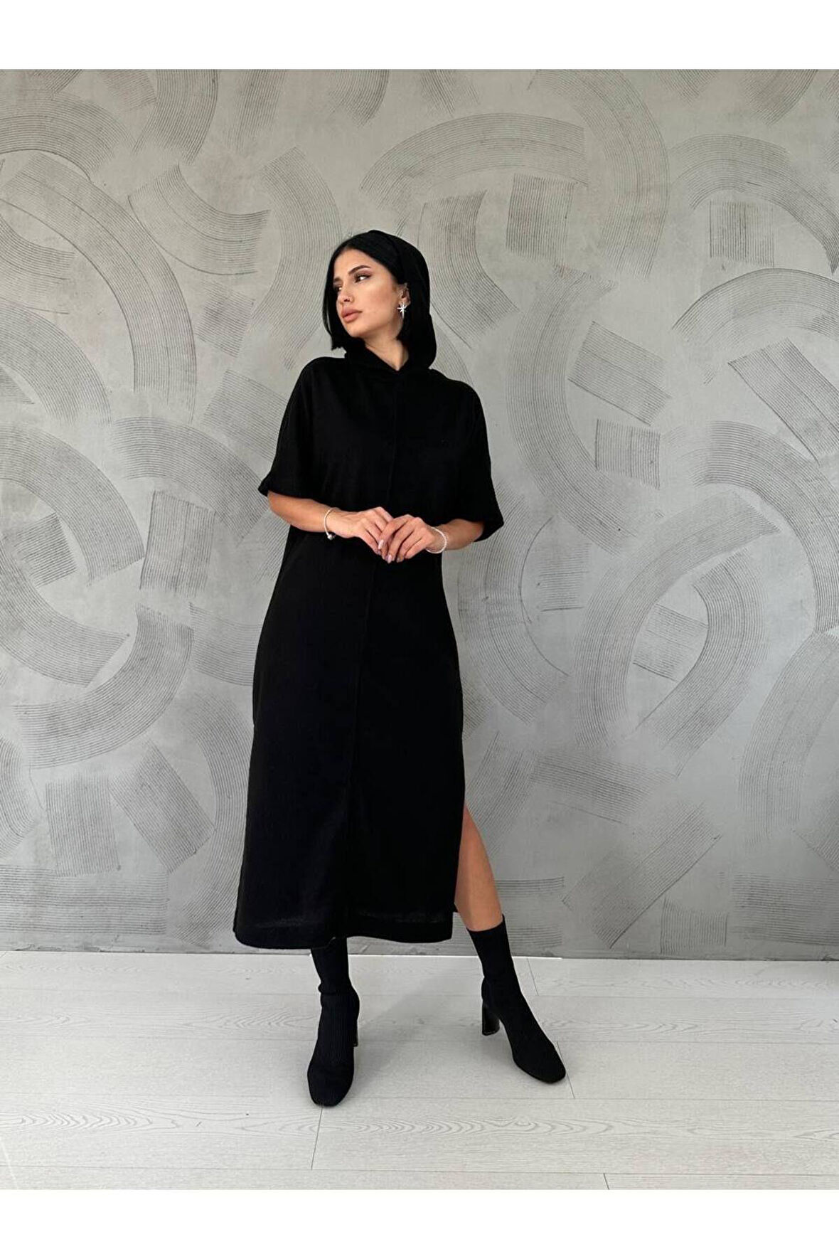 Akrilik örme triko midi boy yandan yırtmaçlı kapşonlu elbise