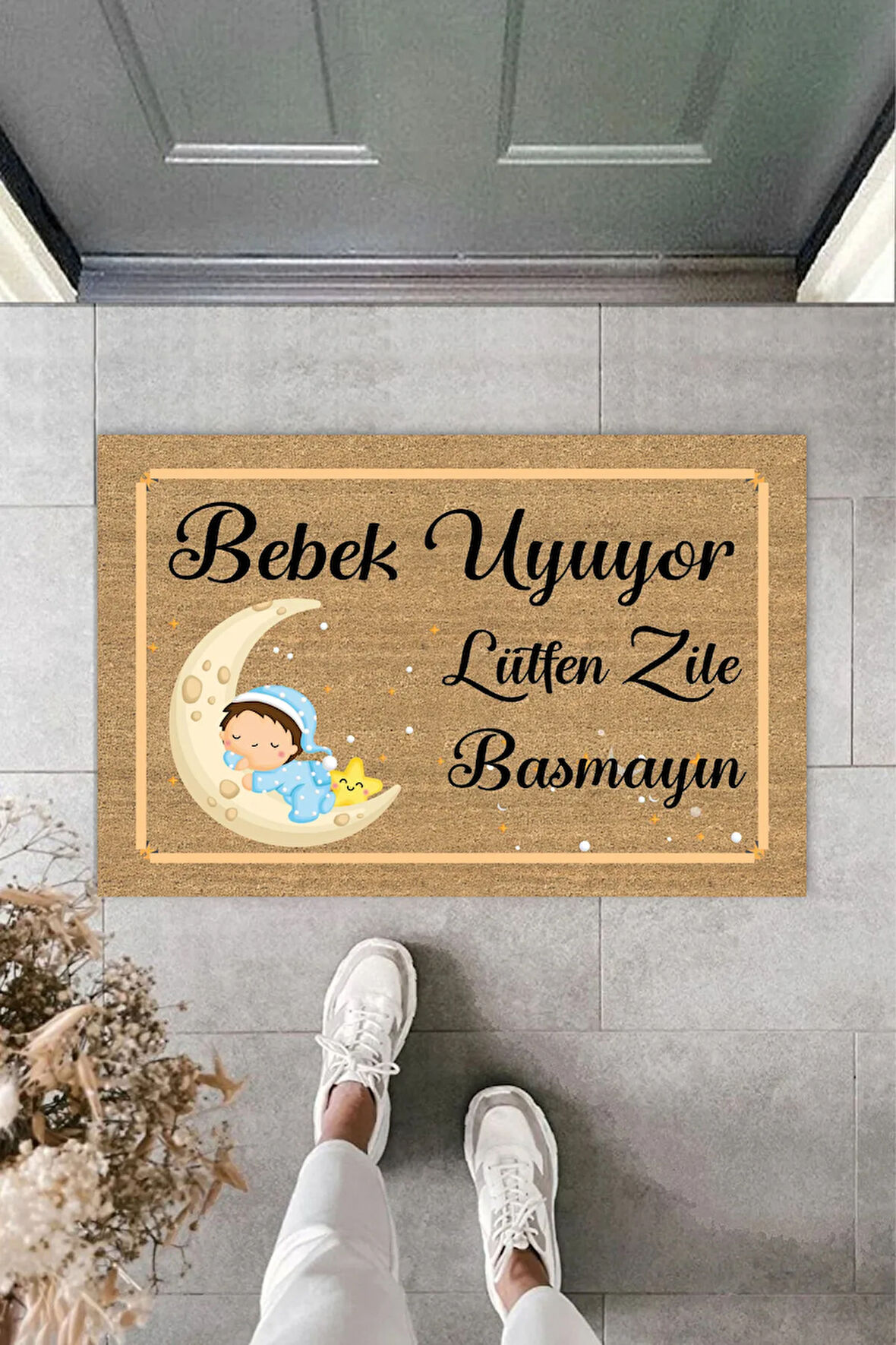 Bebek Uyuyor Lütfen Zile Basmayın Yazılı Erkek Çocuk Figürlü Kapı Paspası 40 x 60 cm