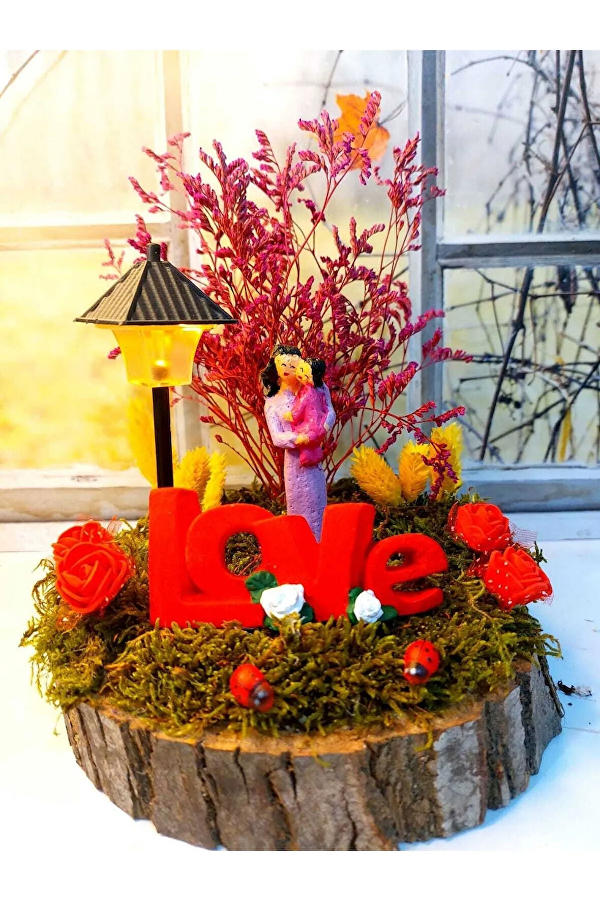 Anneye Hediye Bebekli Anne Hediye Kuru Çiçekli Işıklı Kütük Teraryum