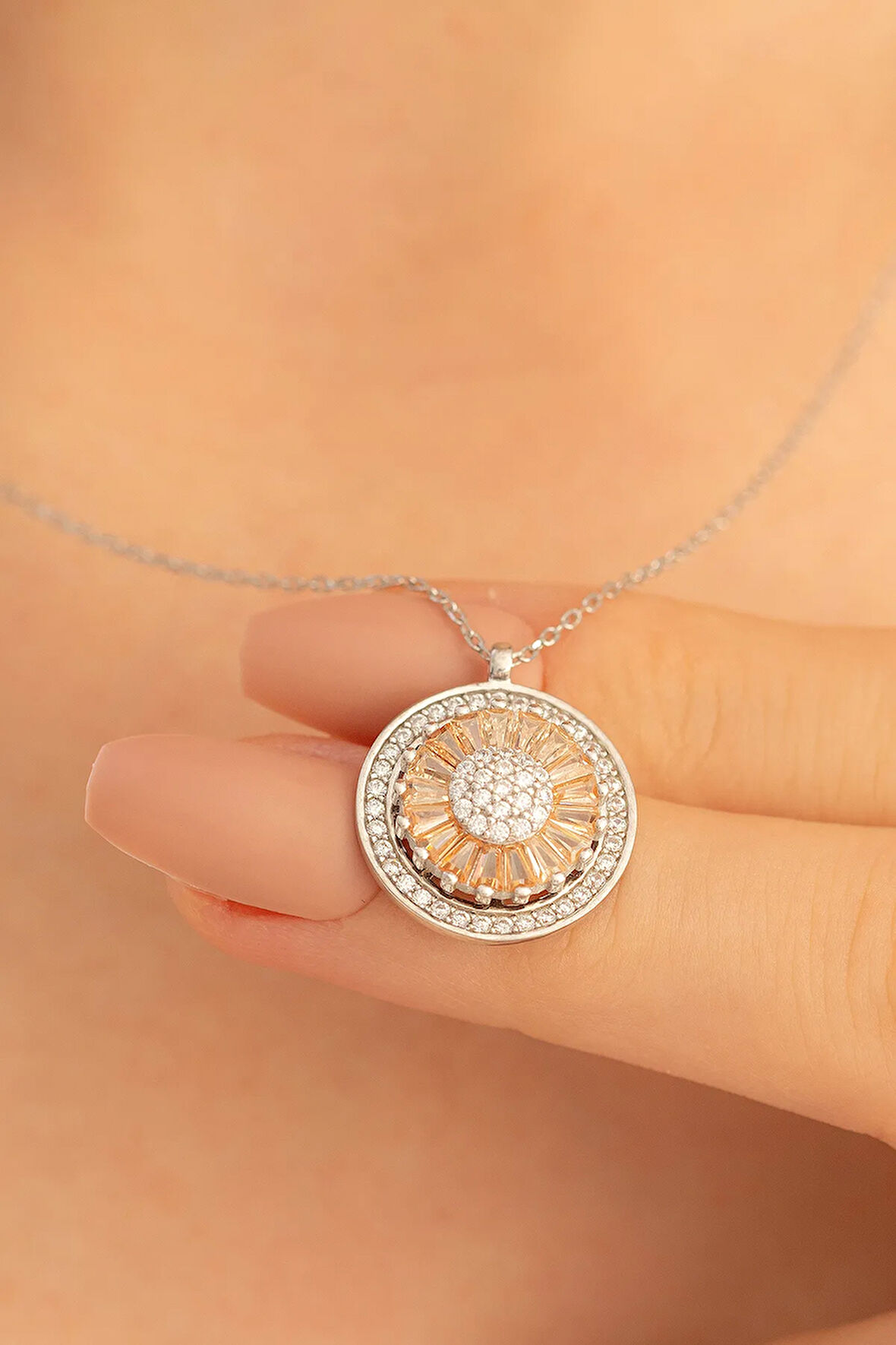 Kadın Gümüş Kolye - Baget Taşlı Döner Başlı Gümüş Kolye