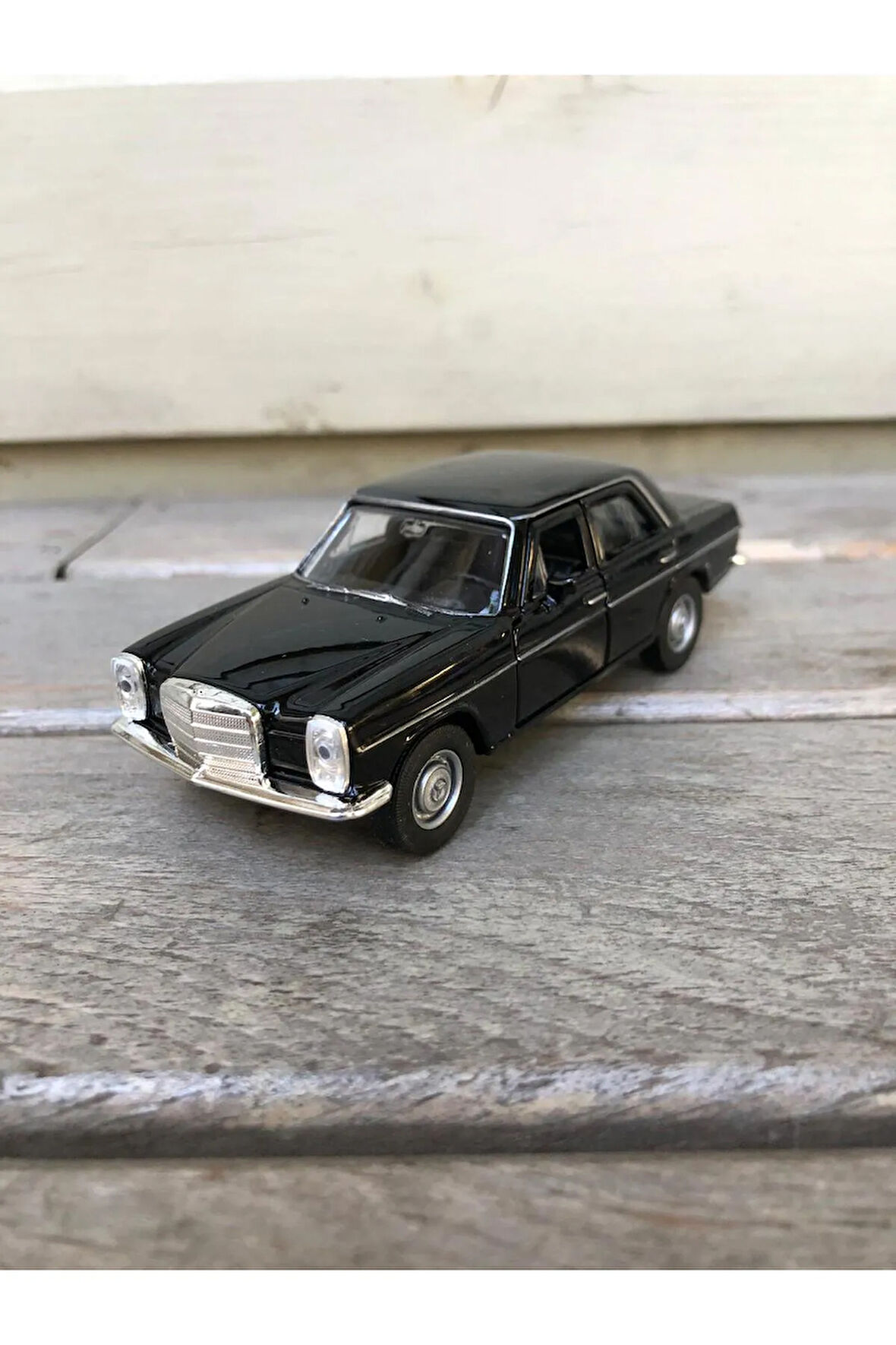 Welly Mercedes-Benz W114 220 Diecast Metal Araba Model Araba Oyuncak Araba Çek Bırak Araba 12 Cm