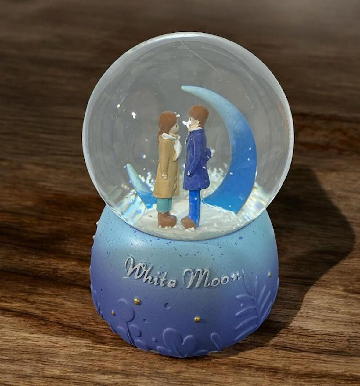 8 cm Müzikli Işıklı  Ay Işığında Romantik Çiftler Kar Küresi 7702