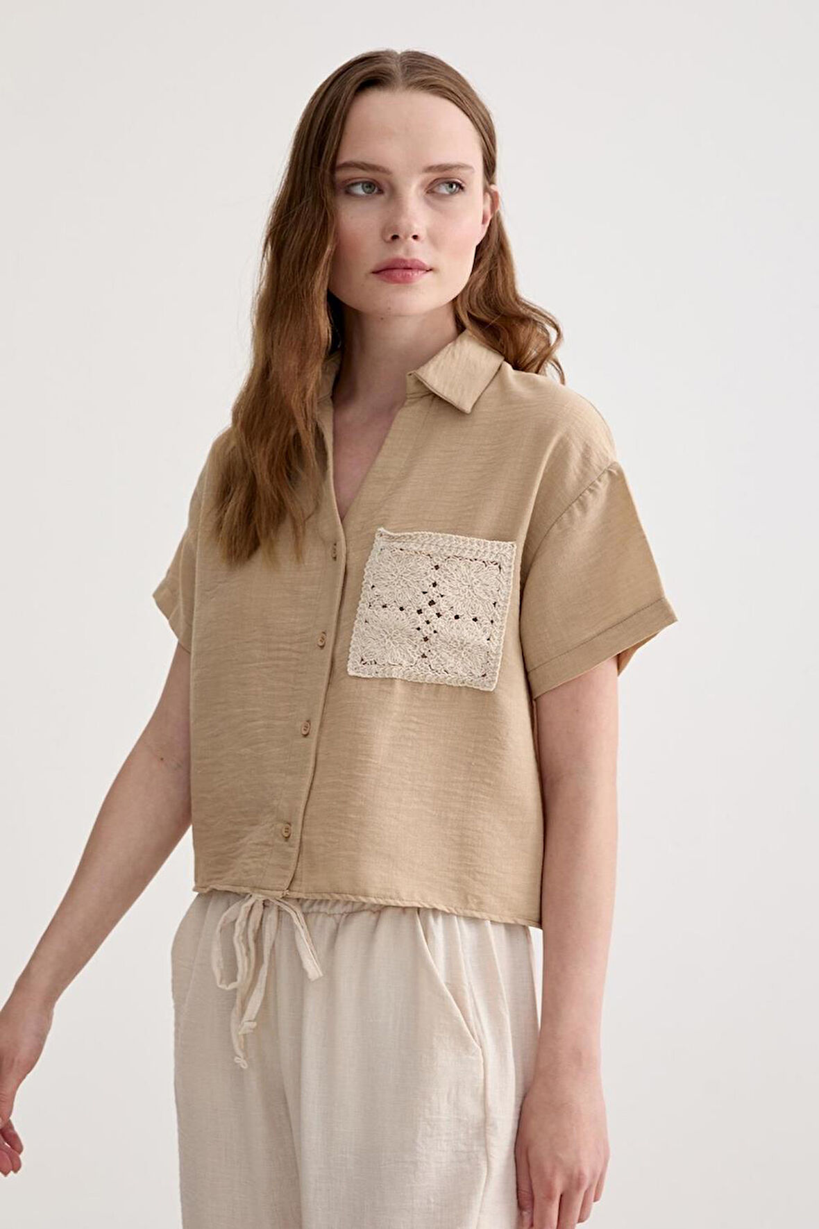 Vos Versa Kadın Keten Dantel Detaylı Kısa Kol Camel Gömlek VVK47031