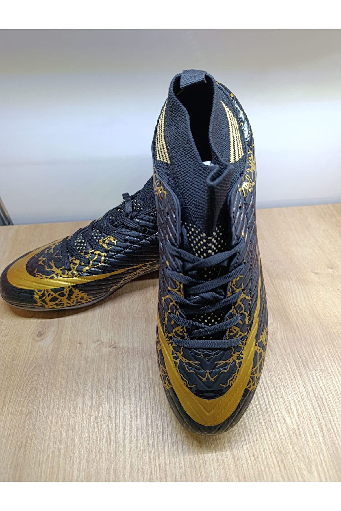 Laliga Air Unisex Halı Saha Siyah Siyah Altın Çoraplı Renkli