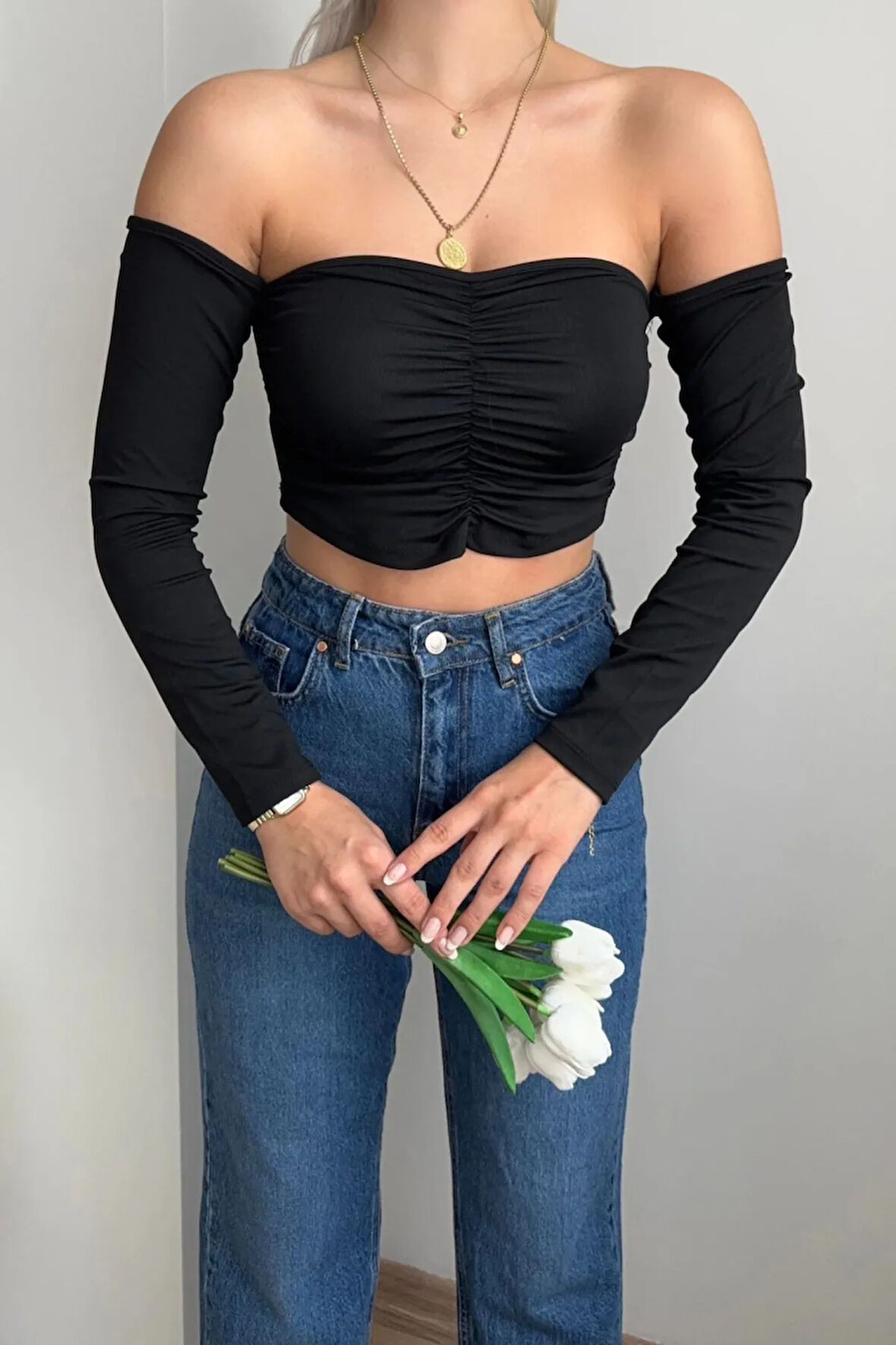 Büzgülü Madonna Yaka Crop Bluz