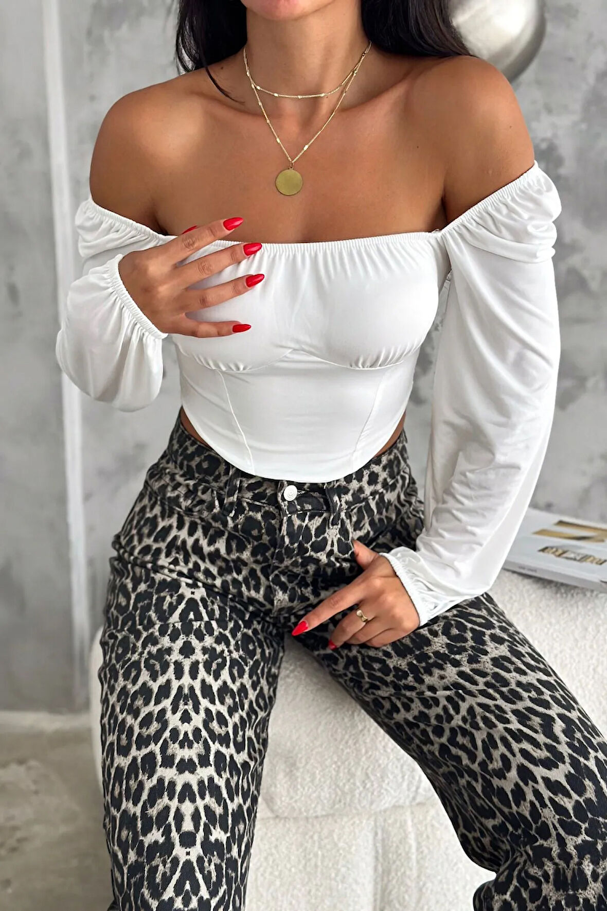 Beyaz Madonna Yaka Korse Detaylı Balon Kol Crop Bluz