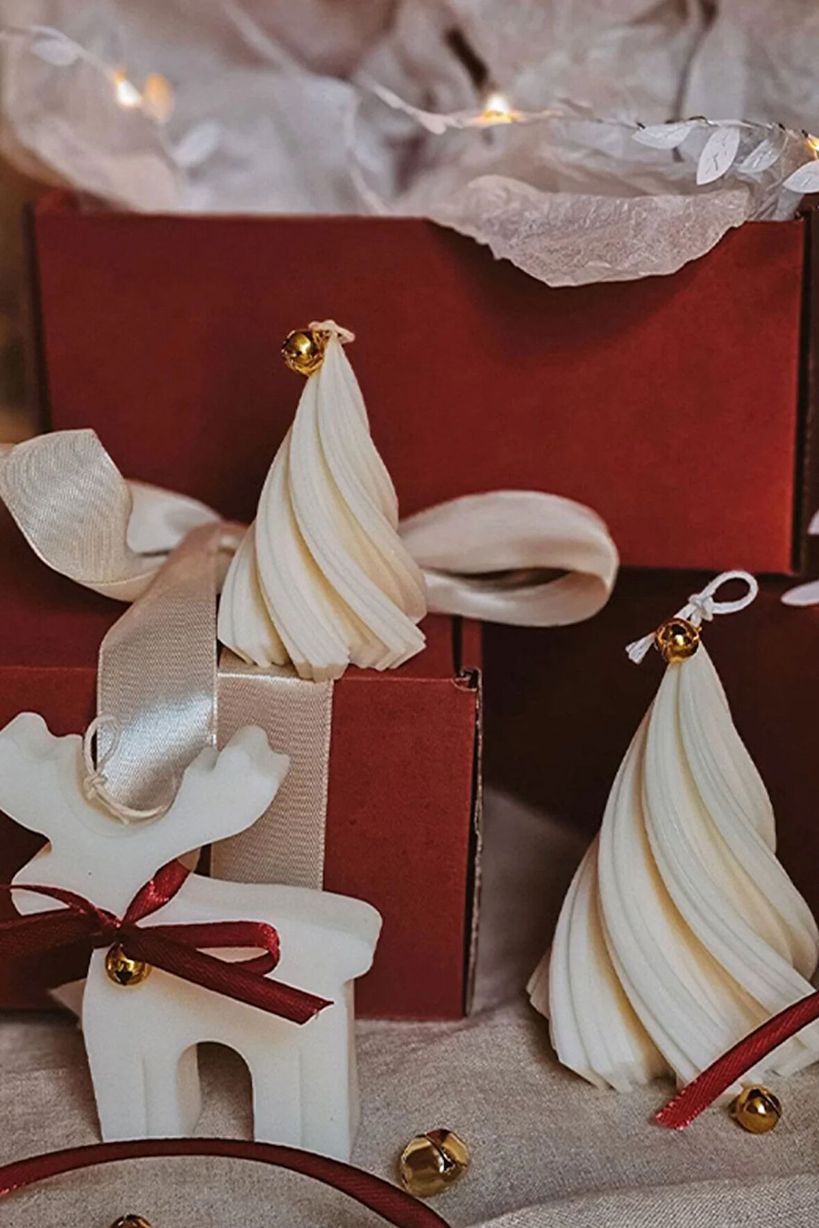 3'lü Beyaz Geyik ve Çam Ağacı Figürlü Soya Mumu Seti