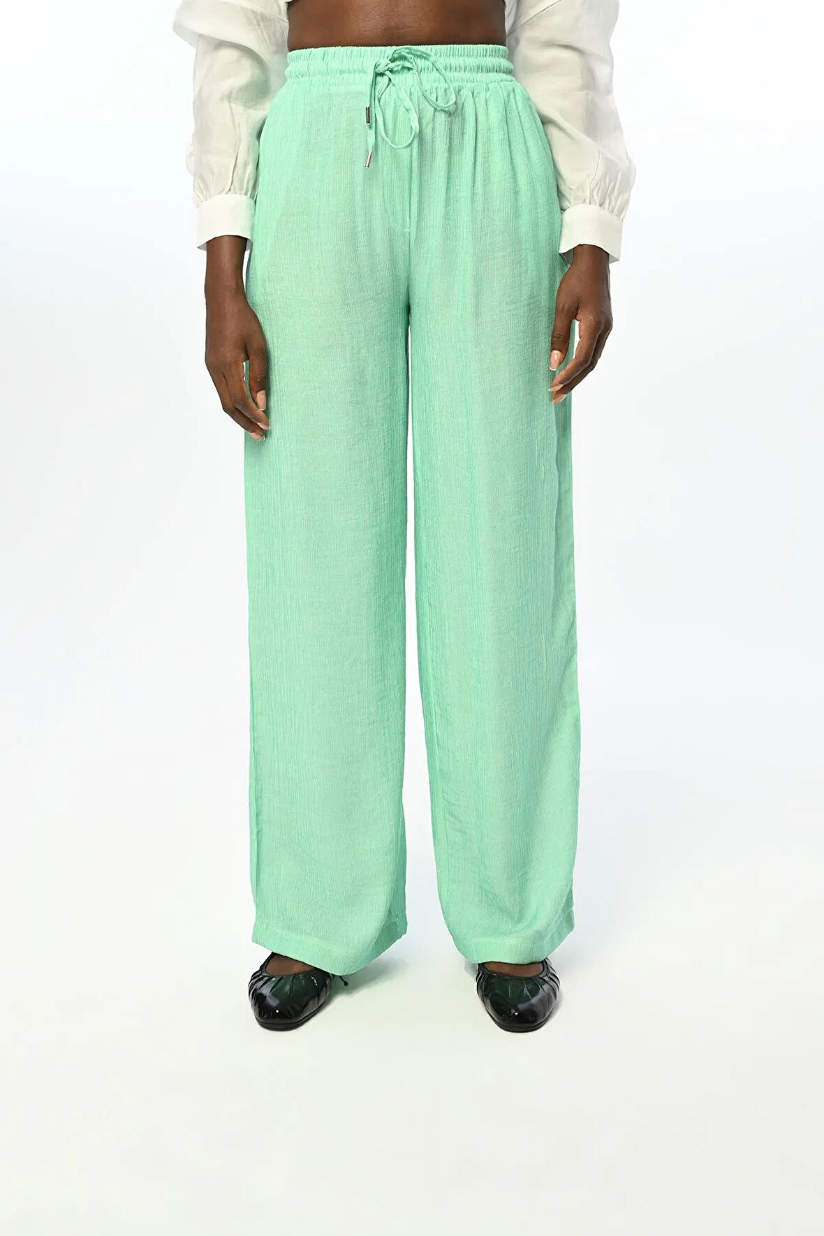 KADIN BELİ LASTİKLİ BOL PAÇA İNCE ÇİZGİLİ DÜZ RENK PANTOLON