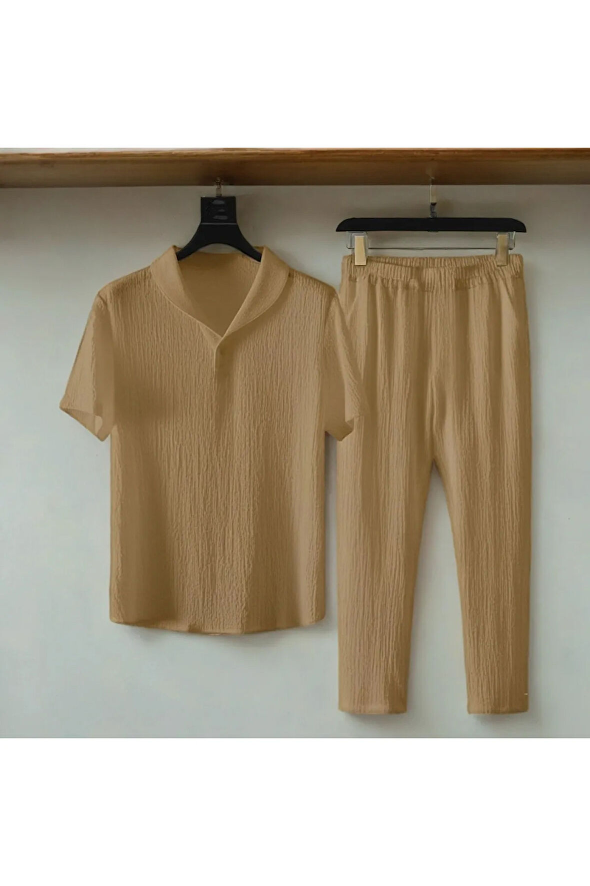 Alaçatı Stili Erkek Bürümcük Krinkıl Kumaş Yazlık Likralı Polo Yaka Tshirt ve Eşofman Takım kombini