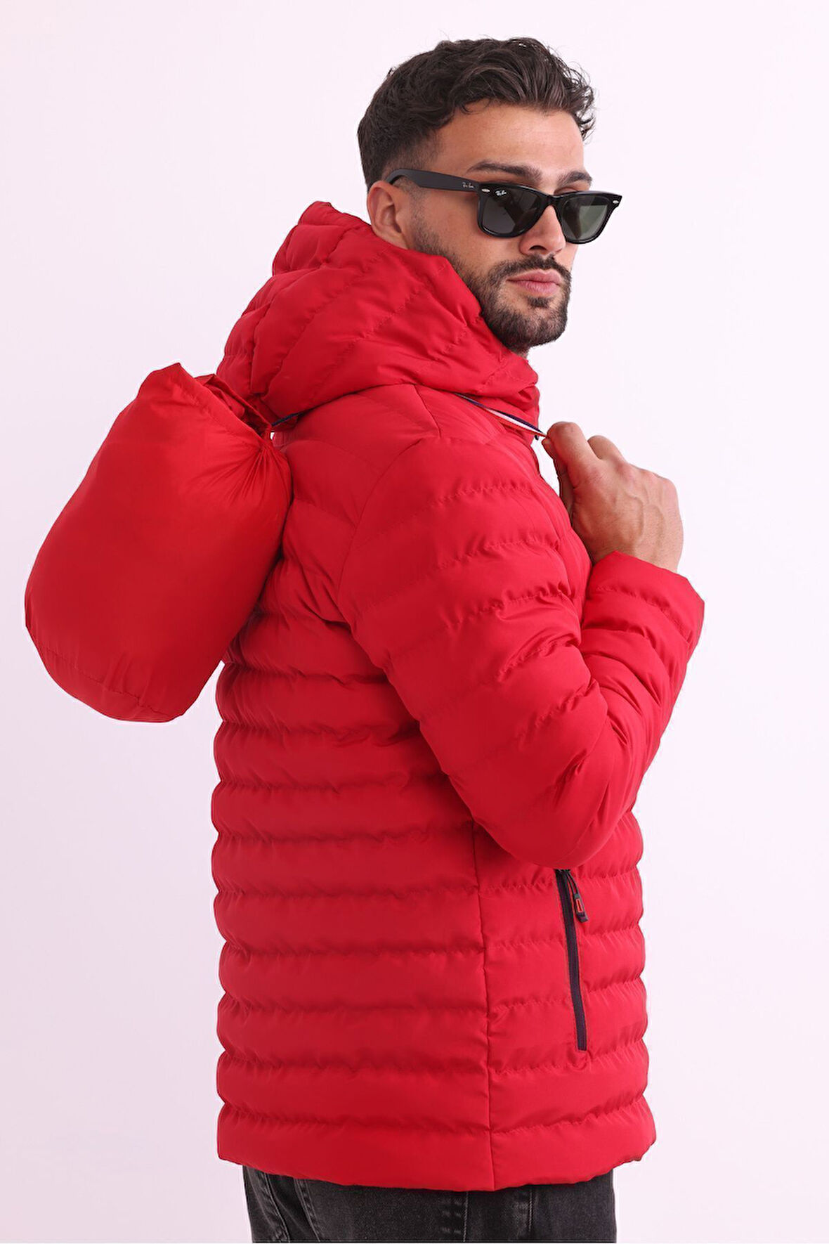 Erkek Kırmızı Rüzgar Geçirmez Kapüşonlu Taşınabilir Çantalı Elyaf Dolgulu Hafif Spor Mont | M