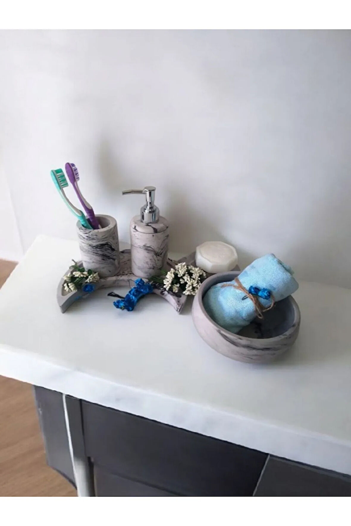 Marble Serisi Hilal Tepsili Ve Havluluklu Beton Banyo Seti
