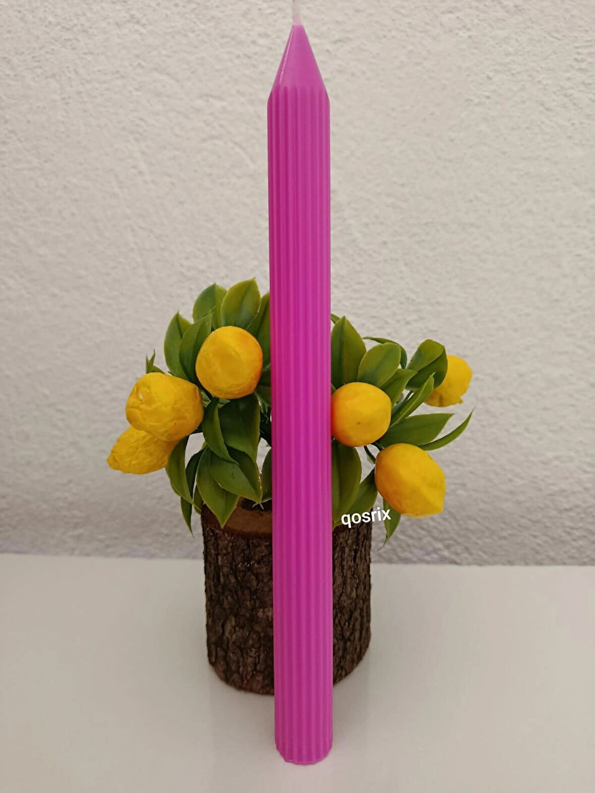 qosrix Açık Pembe Şamdan Soya Mumu 1. Kalite Soya Doğal Pudra Kokulu Uzun Çubuk Konik Dekoratif Mum 1 Adet