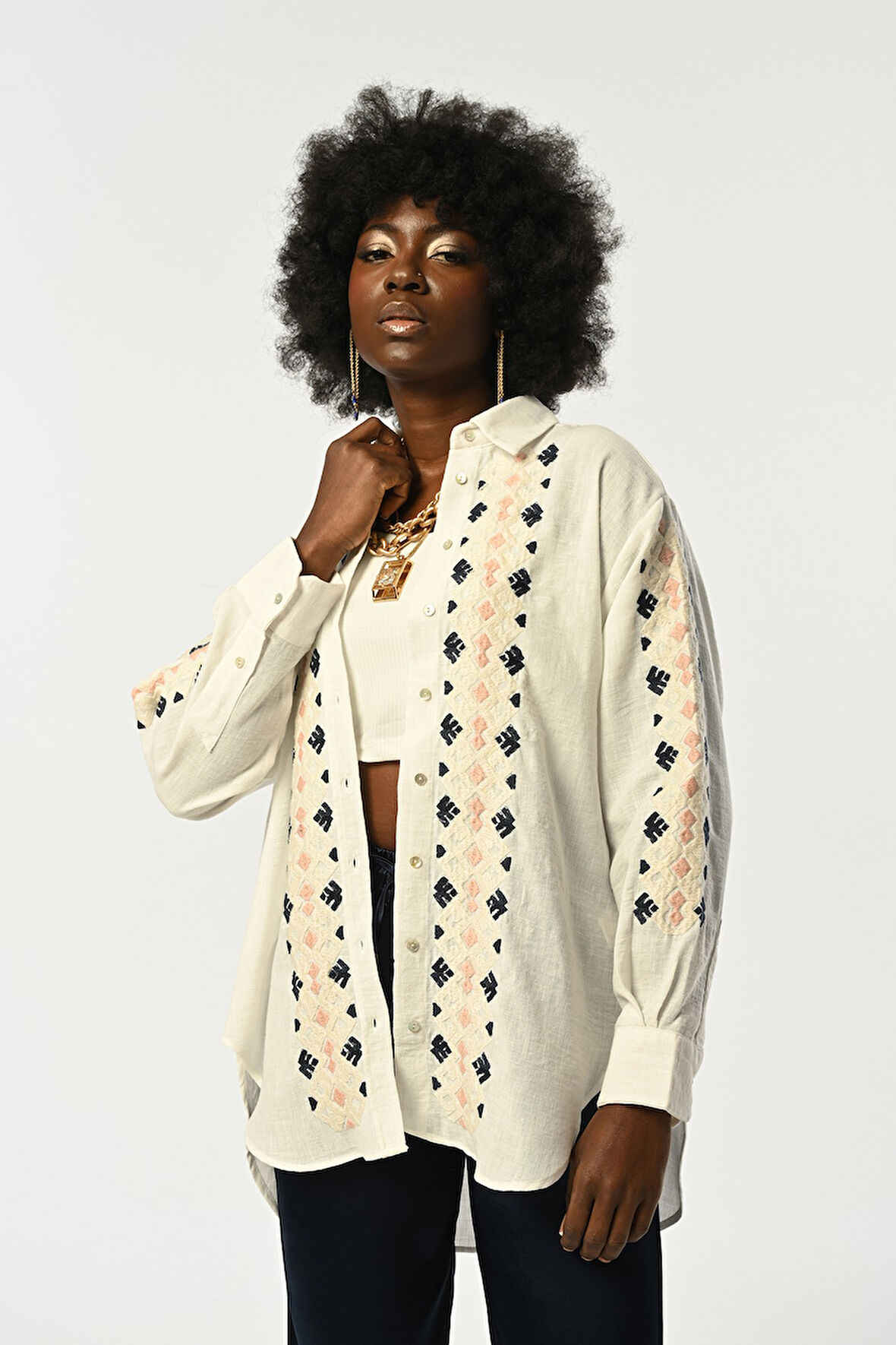 KADIN RENKLİ NAKIŞ İŞLEMELİ EKRU RENK GÖMLEK