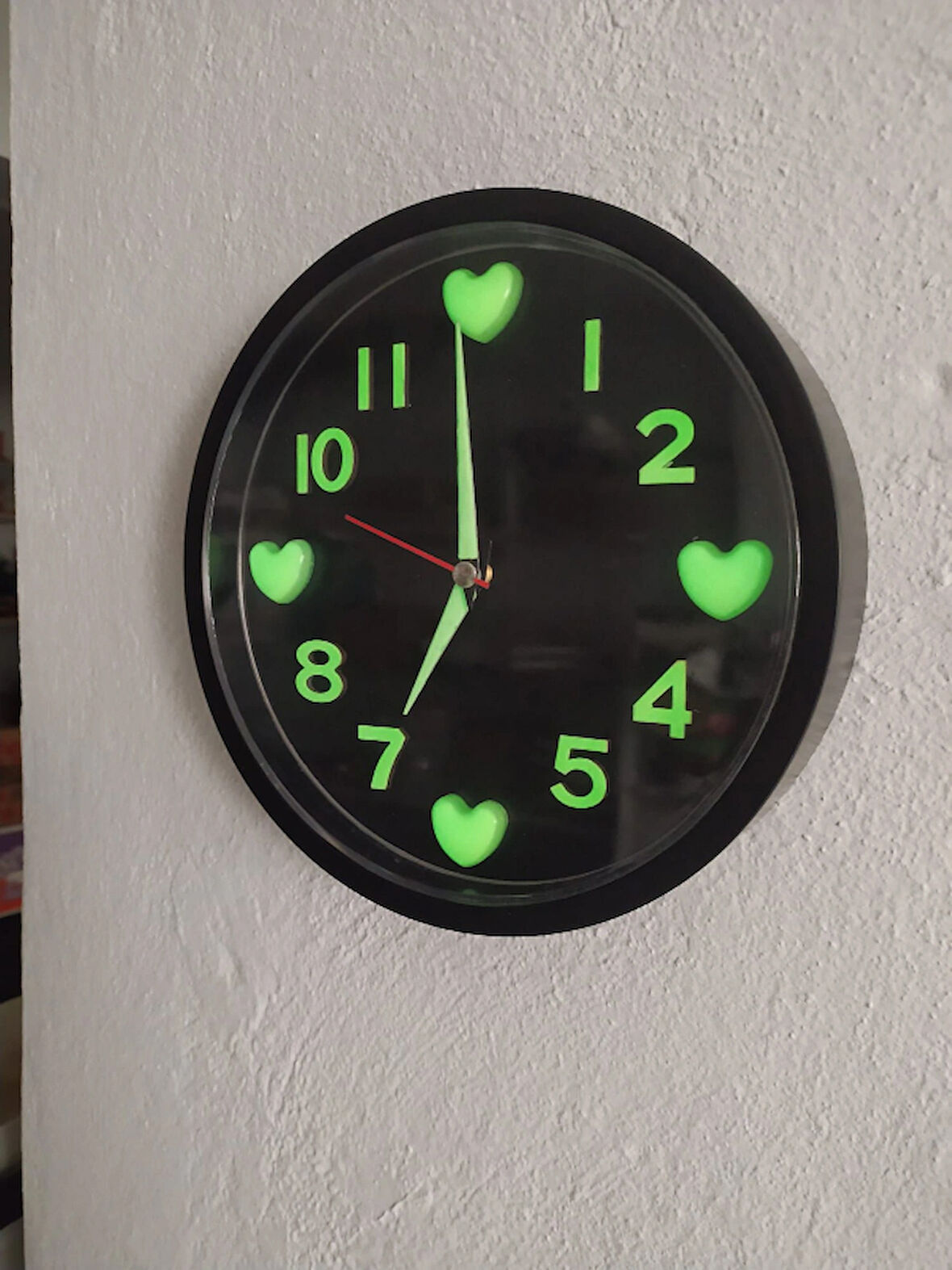 Fosforlu 3d Kalpli Siyah Küçük Duvar Saati Fosforlu Küpe Zincirli Kolye Seti
