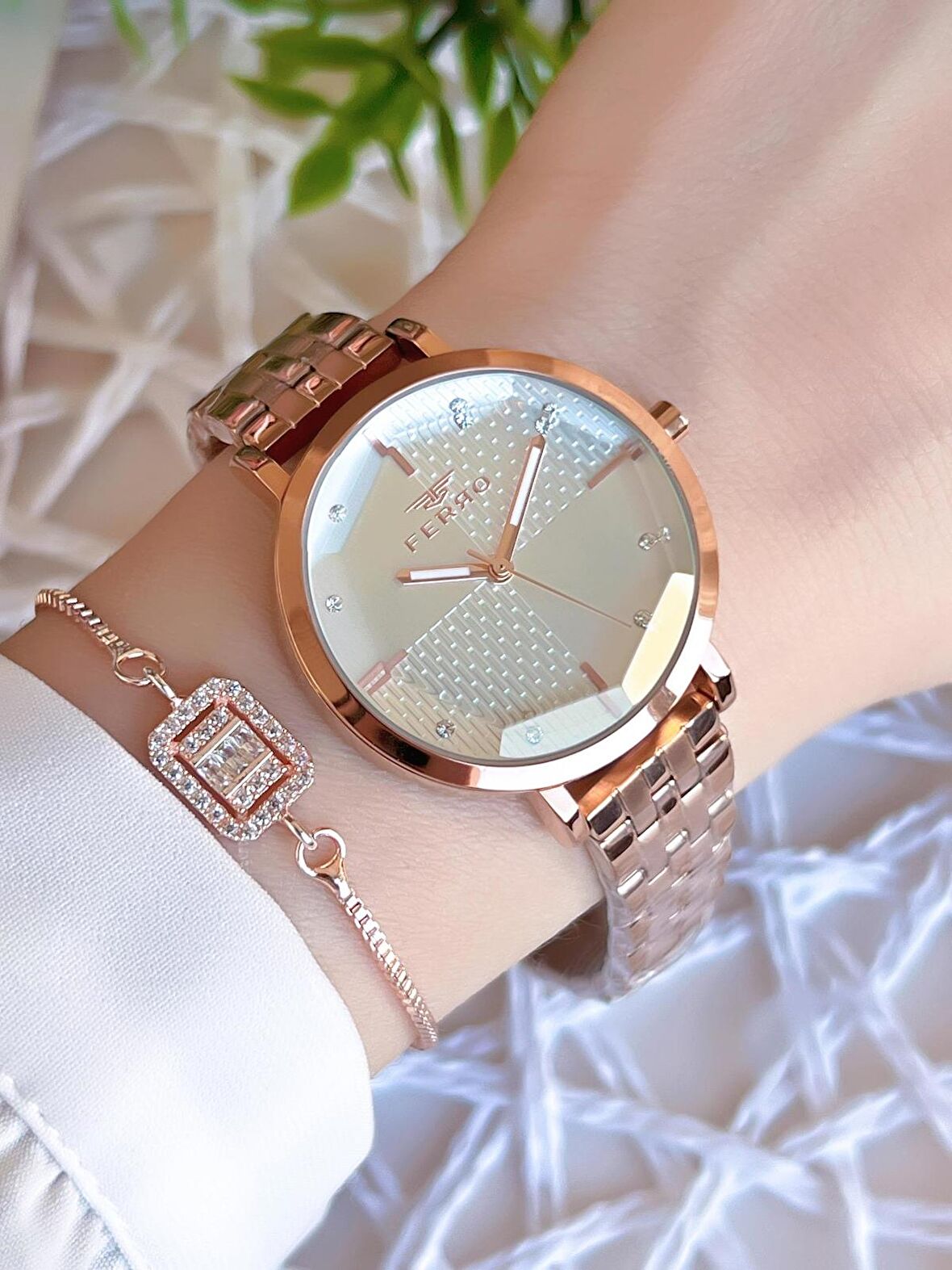Ferro Rose/Gold Renk Kararmaz Renk Atmaz 3 Atm  Özel Tasarım Kadın Kol Saati EFL21252C