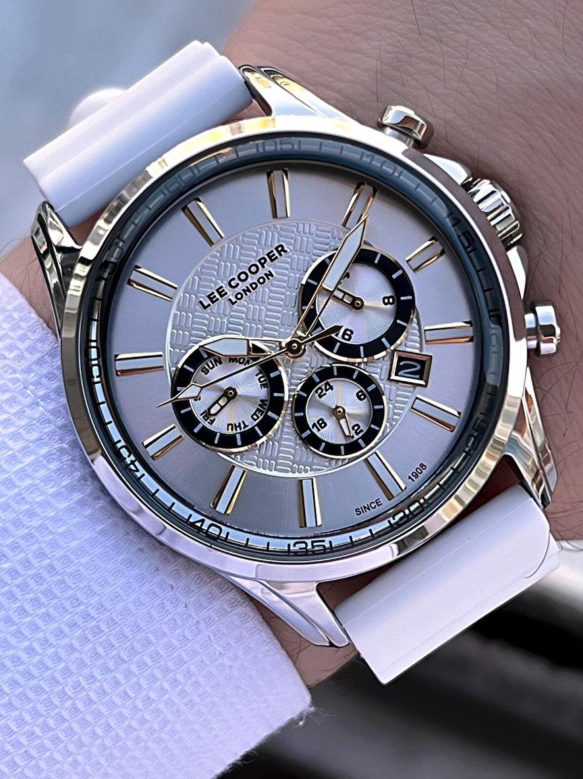 Lee Cooper Silikon Kordon İç Fonksiyonları Aktif 5 Atm Suya Dayanıklı Erkek Kol Saati ELC.08170.333