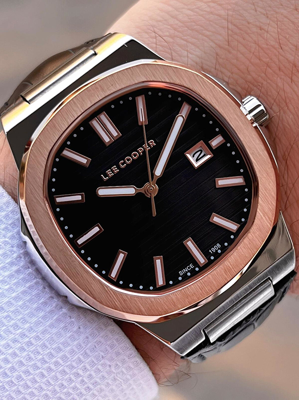 Lee Cooper Deri Kordon Takvimli Kadran 5 Atm Suya Dayanıklı 2 Yıl Garantili Erkek Kol Saati ELC.599