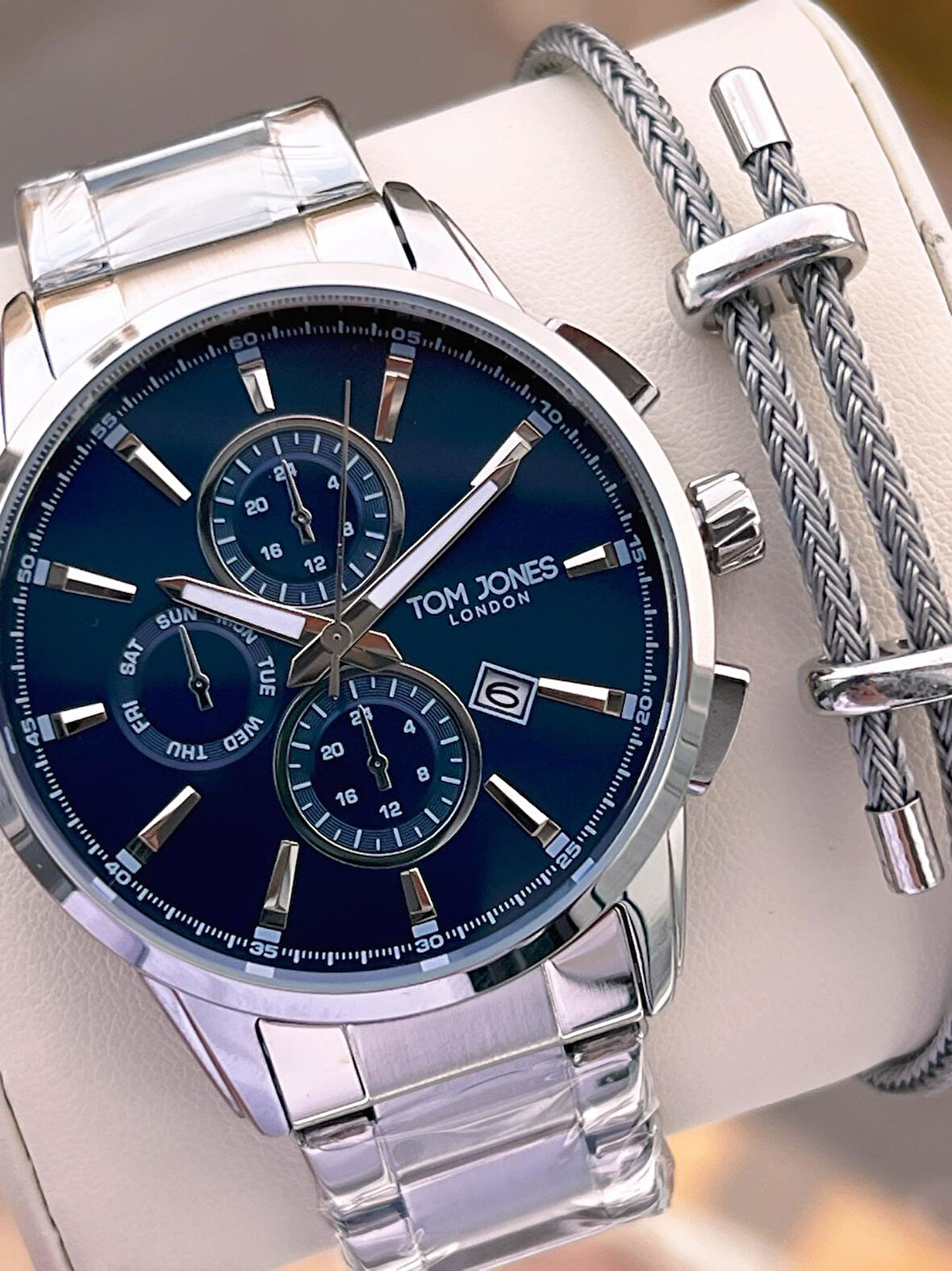 Tom Jones Bileklik Hediyeli Çelik Kordon 3 Atm Suya Dayanıklı 2 Yıl Garantili Erkek Kol Saati 2462.3