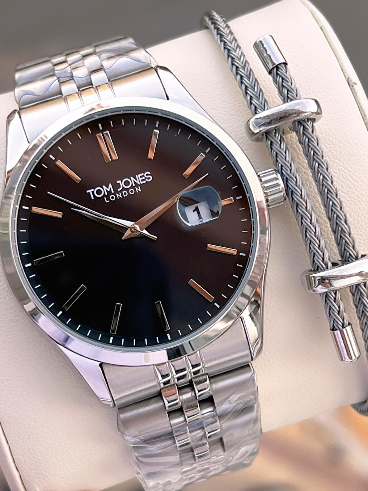 Tom Jones Bileklik Hediyeli Çelik Kordon 3 Atm Suya Dayanıklı 2 Yıl Garantili Erkek Kol Saati 10088.2