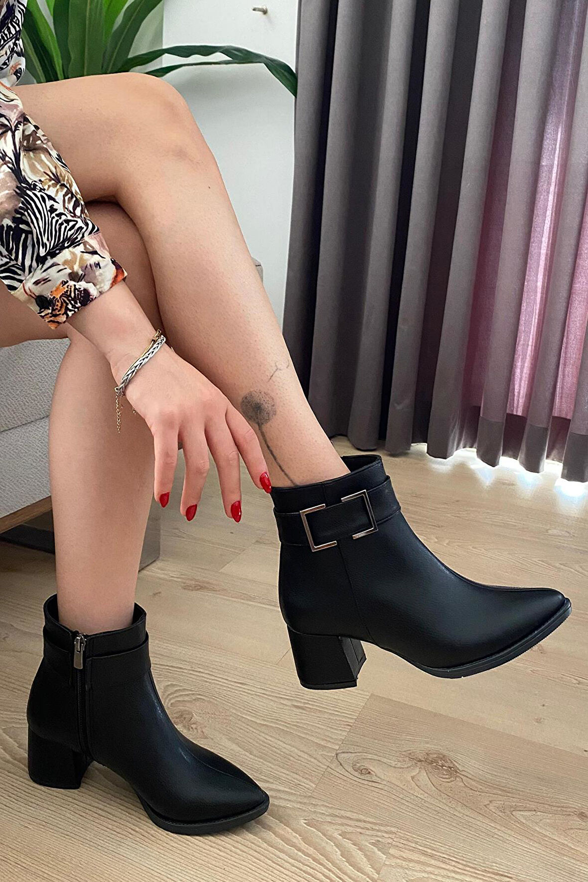 Kadın York Siyah Cilt Kara Toka ( 6 cm ) Topuklu Sivri Burun Bot