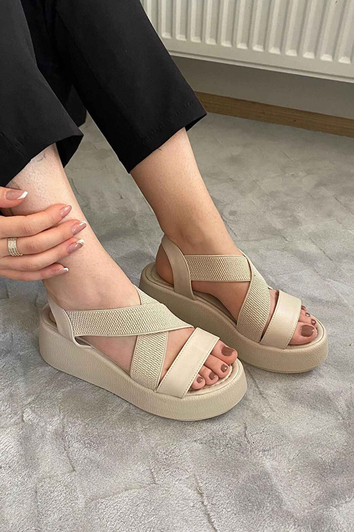 Kadın Mokka Bej Lastik Detaylı  Dolgu Tabanlı Sandalet
