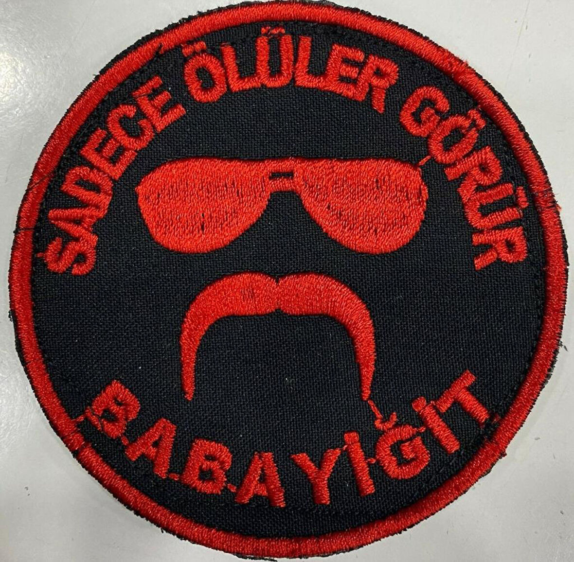 Single Sword ''SADECE ÖLÜLER GÖRÜR BABAYİĞİT'' Yazılı Cırtlı Nakış Arma, Patch, Peç Model KIRMIZI-SİYAH