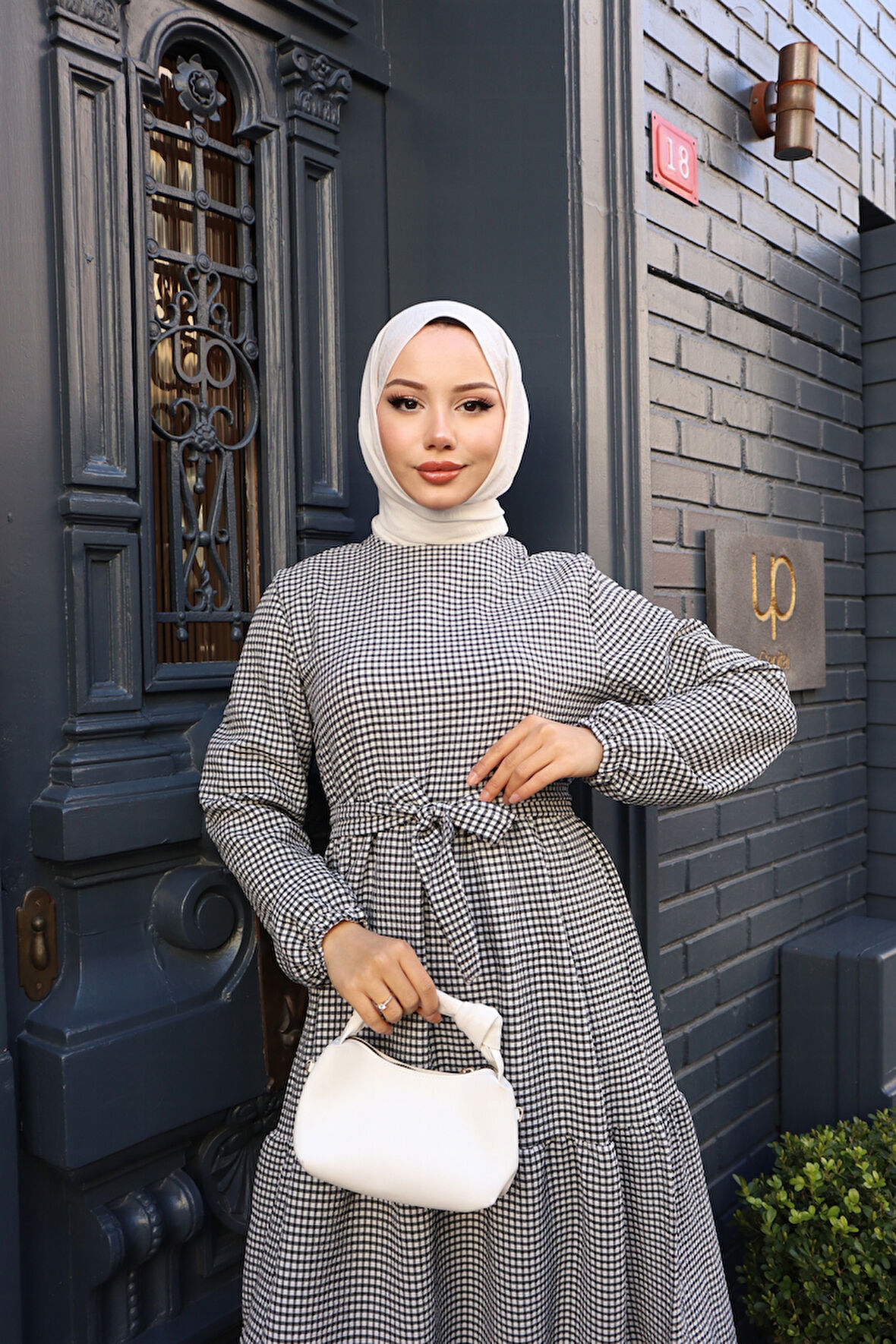 KADIN Siyah Küçük Kareli Kat Kat Kuşaklı Uzun Gofre Kumaş Tesettür Elbise 0223