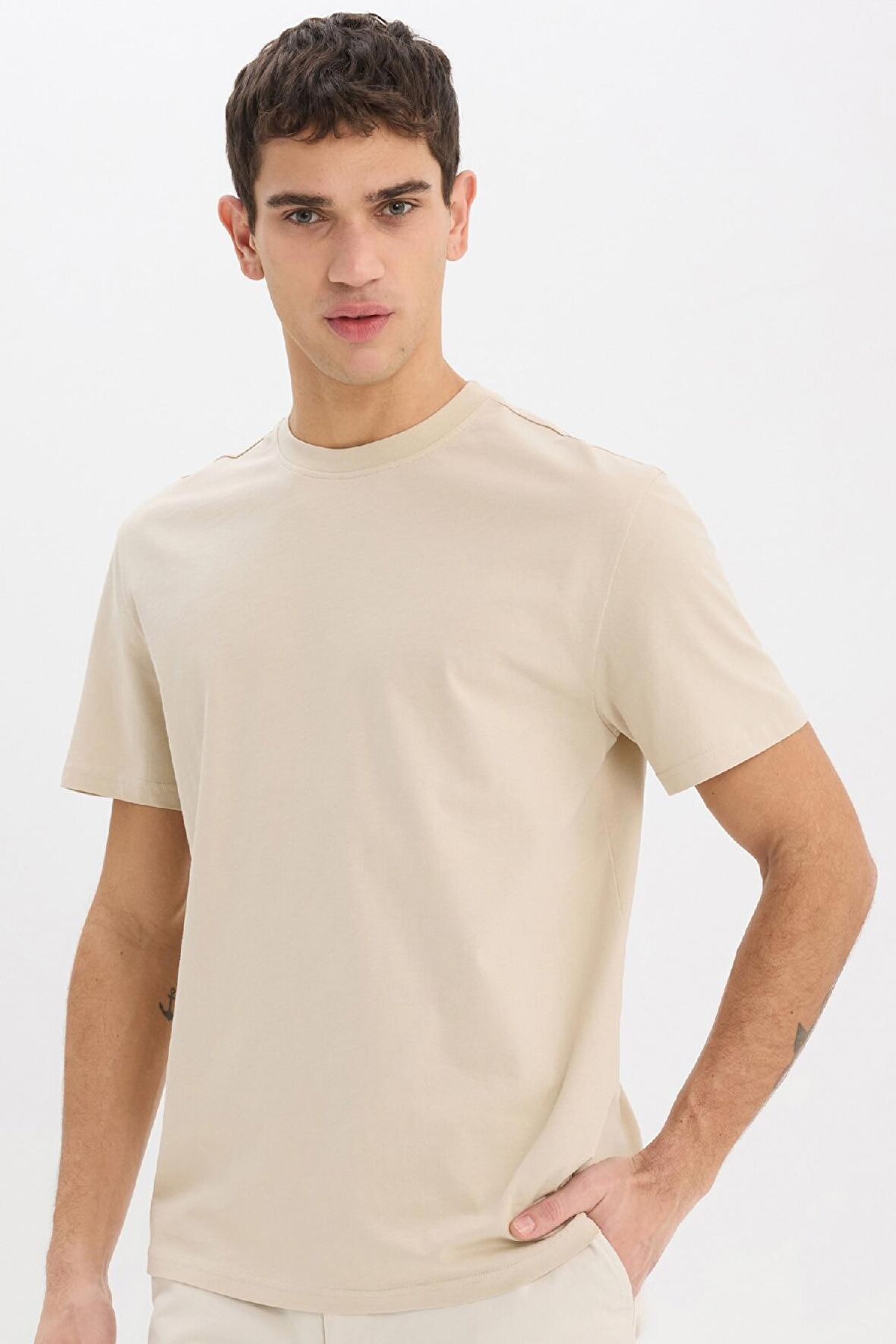 DeFacto New Regular Fit Bisiklet Yaka Basic Düz %100 Pamuk Kısa Kollu Tişört V7699AZ25SPBG735