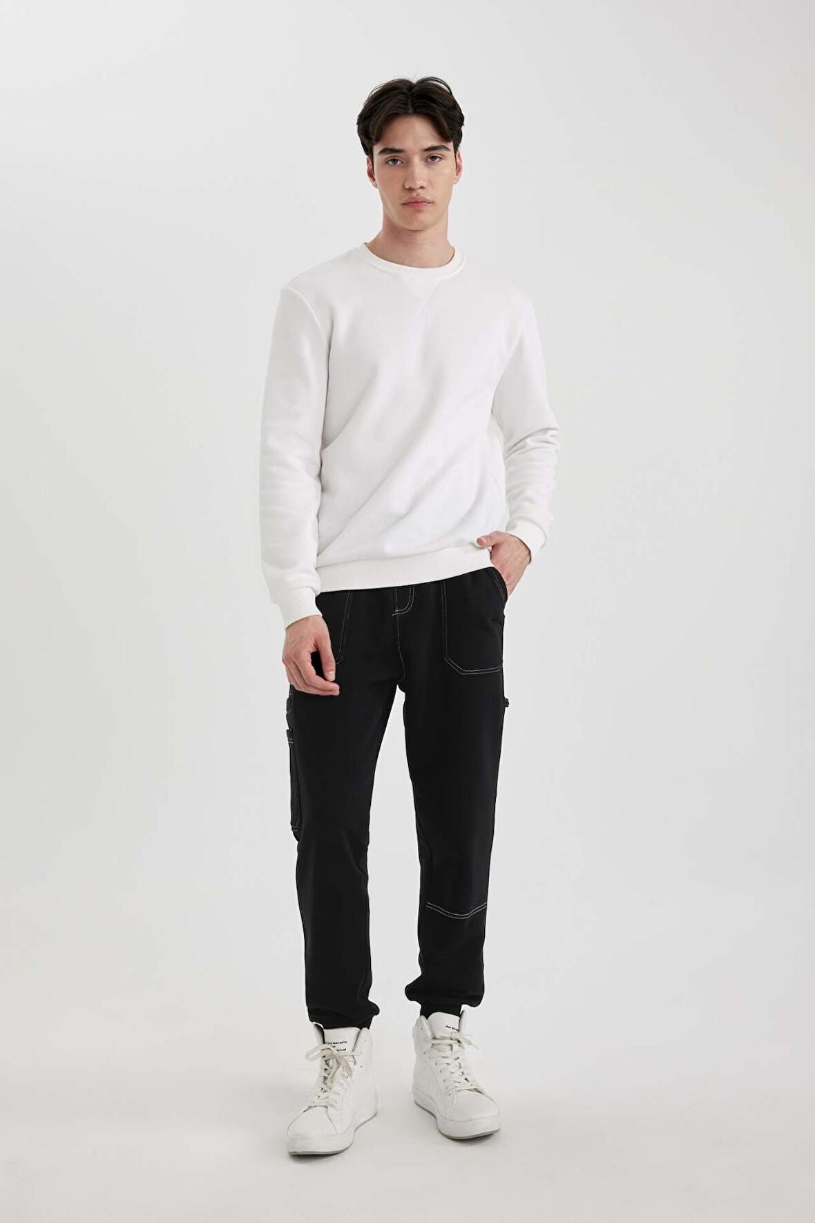 DeFacto Regular Fit Jogger Eşofman Altı Beli Bağcıklı Lastikli Paça Cepli C5384AX24SPBK81