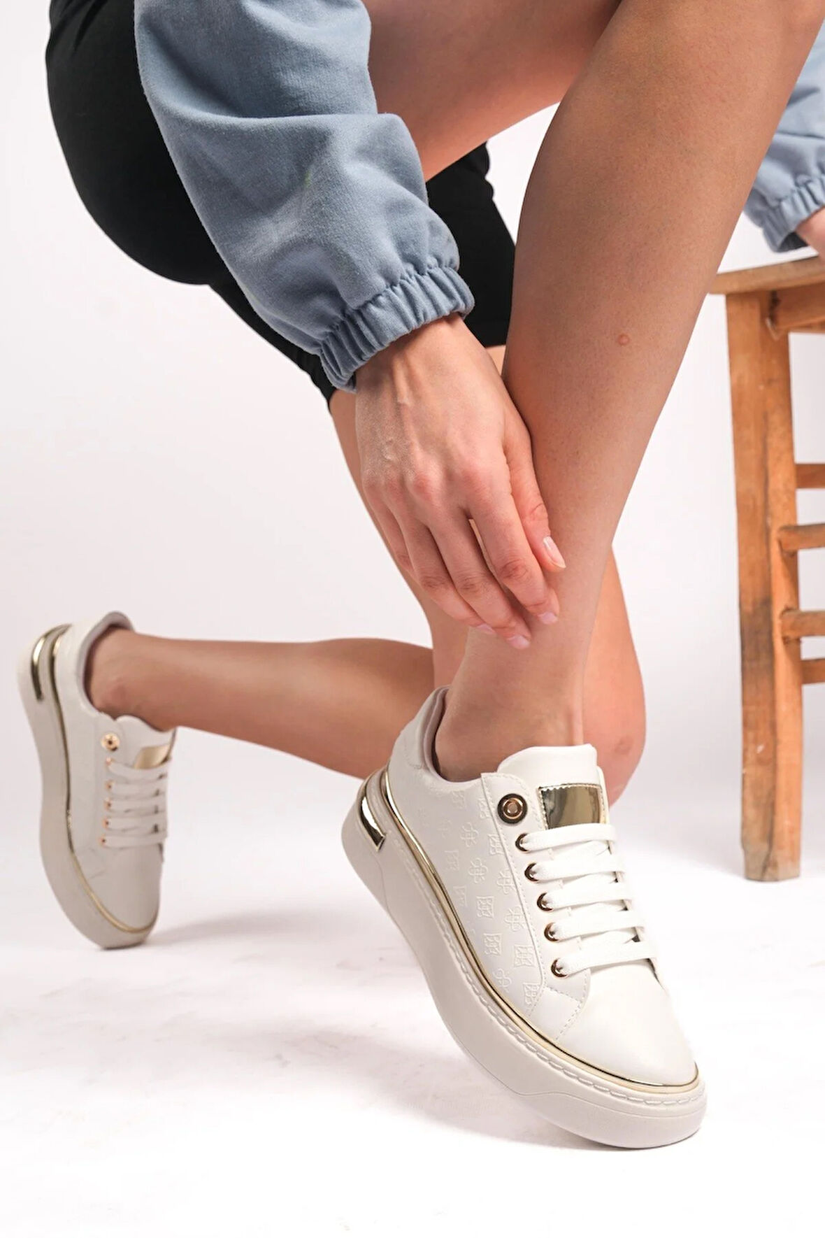 Altın Detaylı Beyaz Kadın Sneaker - Kalın Tabanlı ve Modern Tasarım Trend Spor Ayakkabı Beyaz / 37
