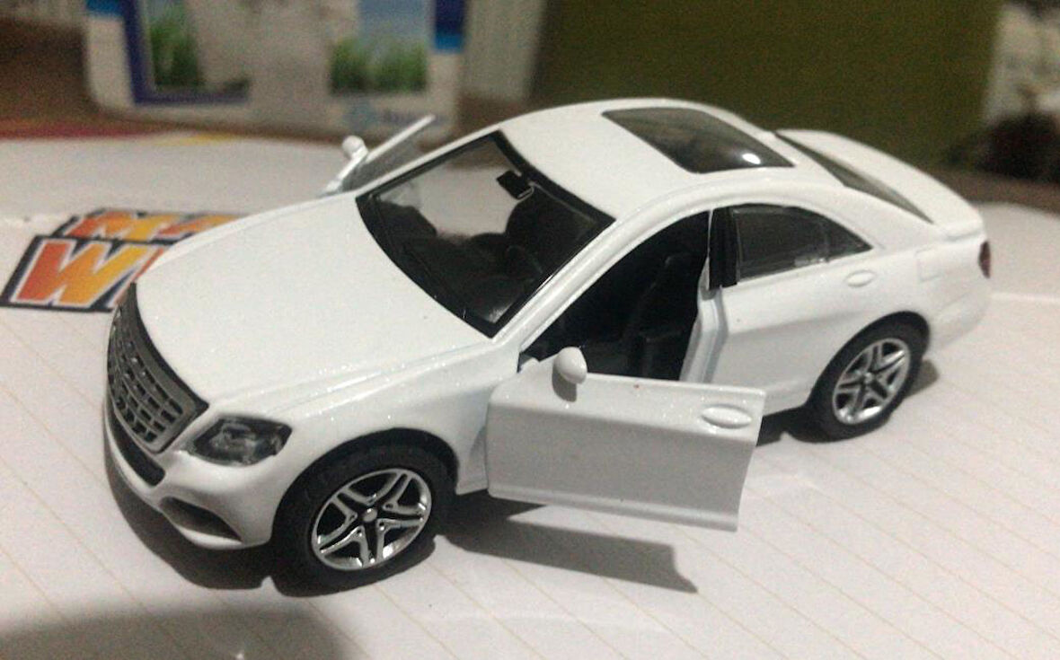 Oyuncak Metal Model Araba Açılır Kapı 1/36 Çek Bırak Beyaz Bentley