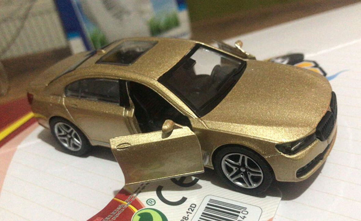 Oyuncak Metal Model Araba Açılır Kapı 1/36 Çek Bırak Gold BMW