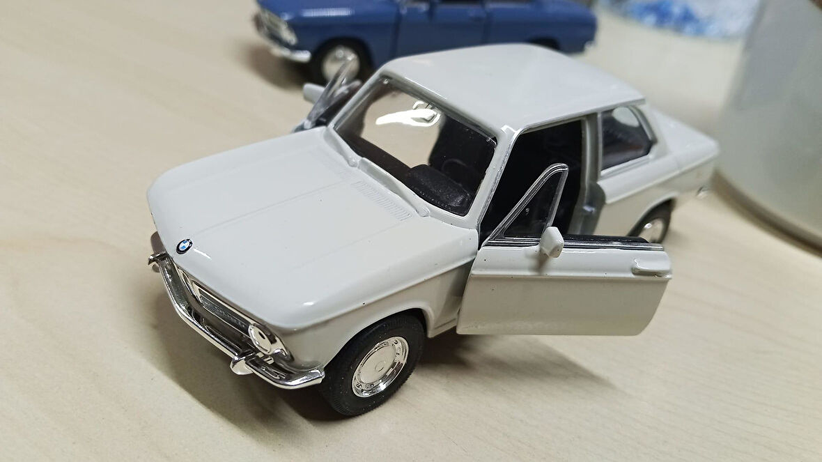 Oyuncak Metal Model Araba 1/36 Çek Bırak BMW 2002 Ti Beyaz