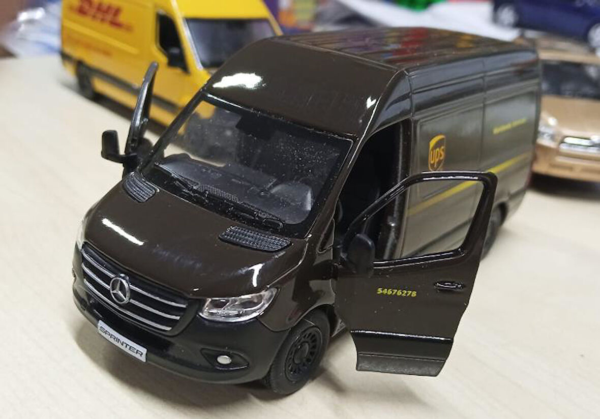 Kinsmart Oyuncak Metal Model Araba 1/36 Çek Bırak Mercedes Benz UPS Kargo Aracı