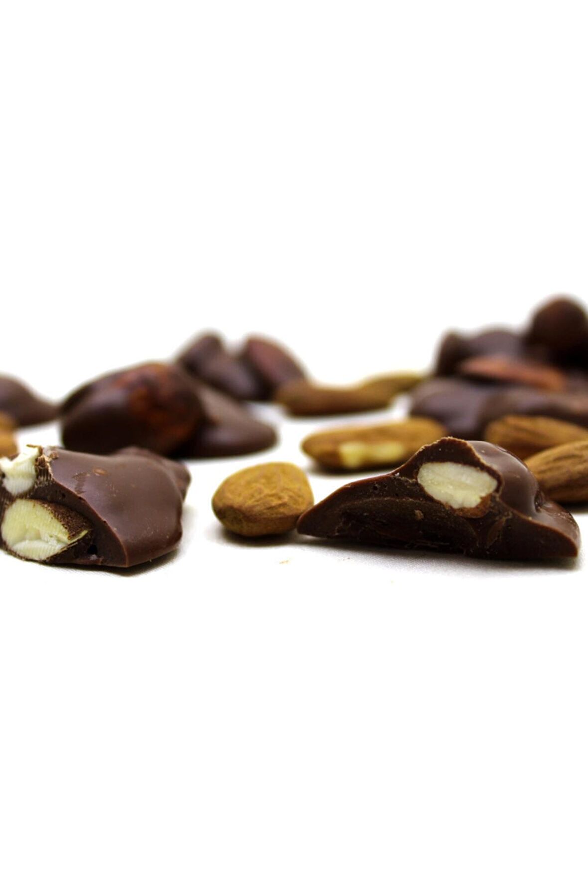 Dark Brown Roş Çikolata Bademli 750gr Sütlü Roche Çikolatası