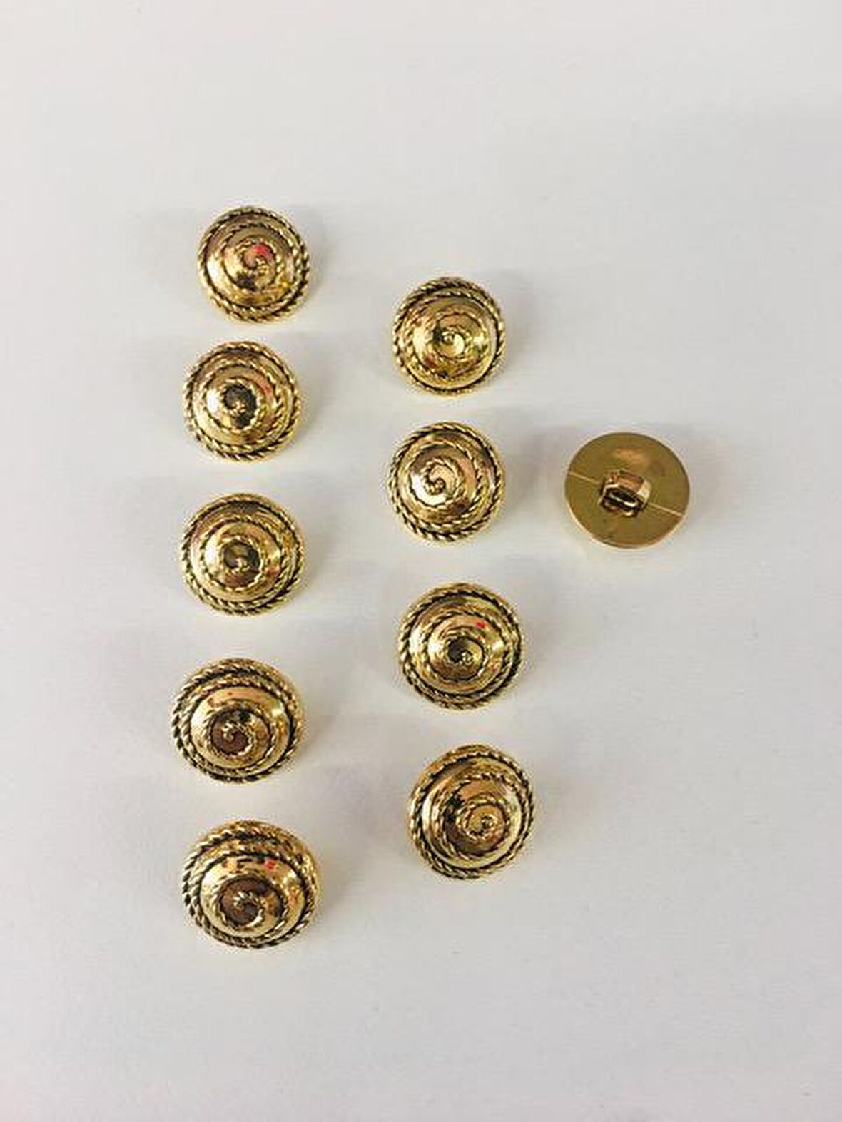 DİKİŞ DÜĞMESİ 10 ADET VİNTAJ MODEL PLASTİK GOLD/ALTIN BÜYÜK BOY ÇAP: 1,5 CM