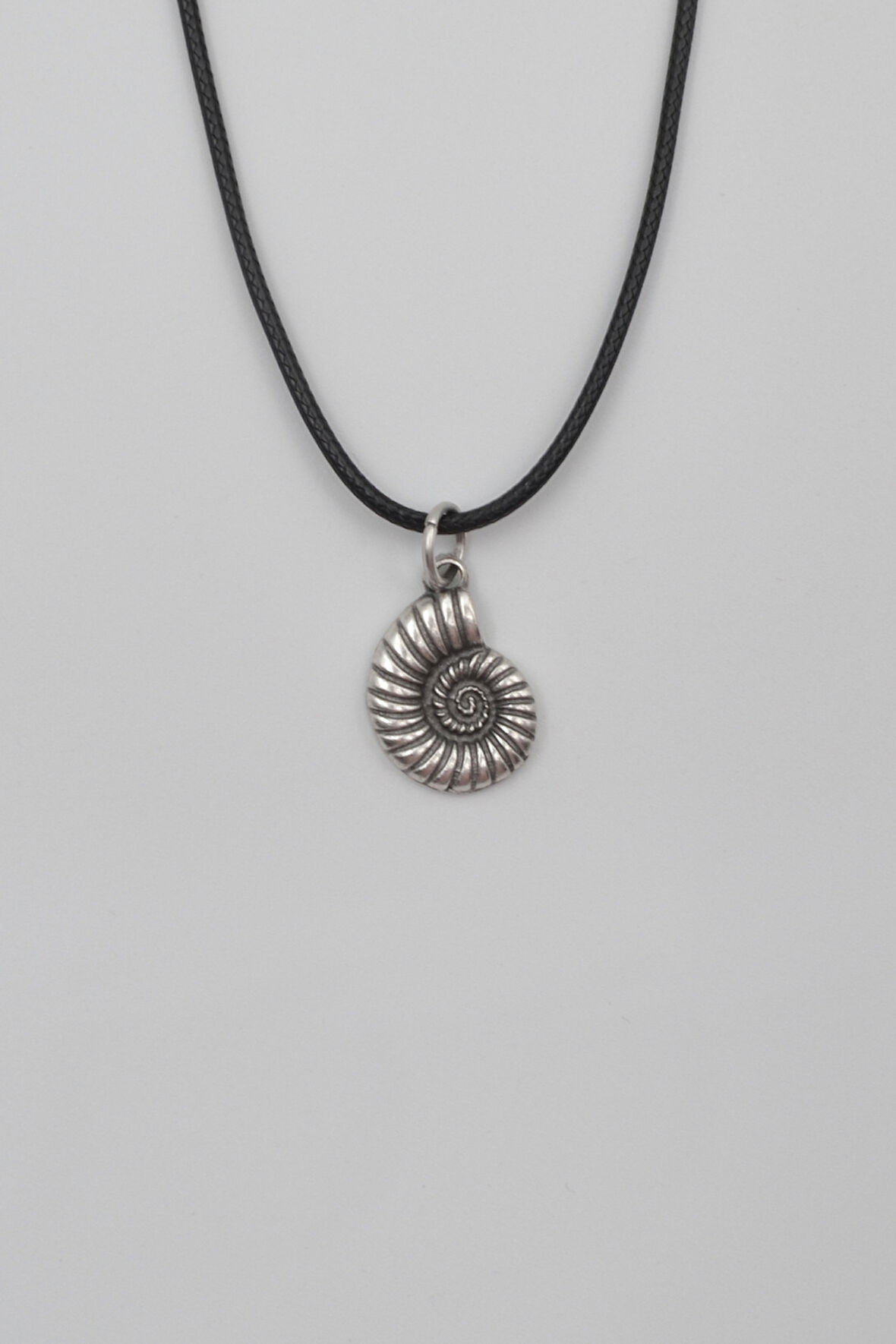 Spiral Deniz Kabuğu Siyah Deri İp Kolye - Antik Gümüş Kaplama - Kadın Erkek - 60 cm