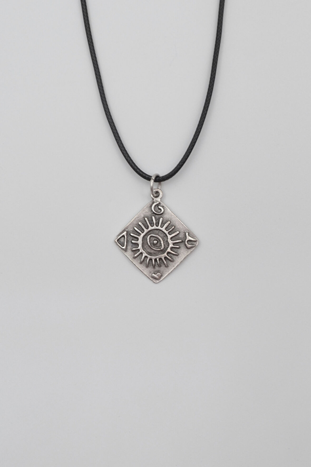 Güneş ve Göz Sembollü Siyah Deri İp Kolye - Antik Gümüş Kaplama - Kadın Erkek - 60 cm